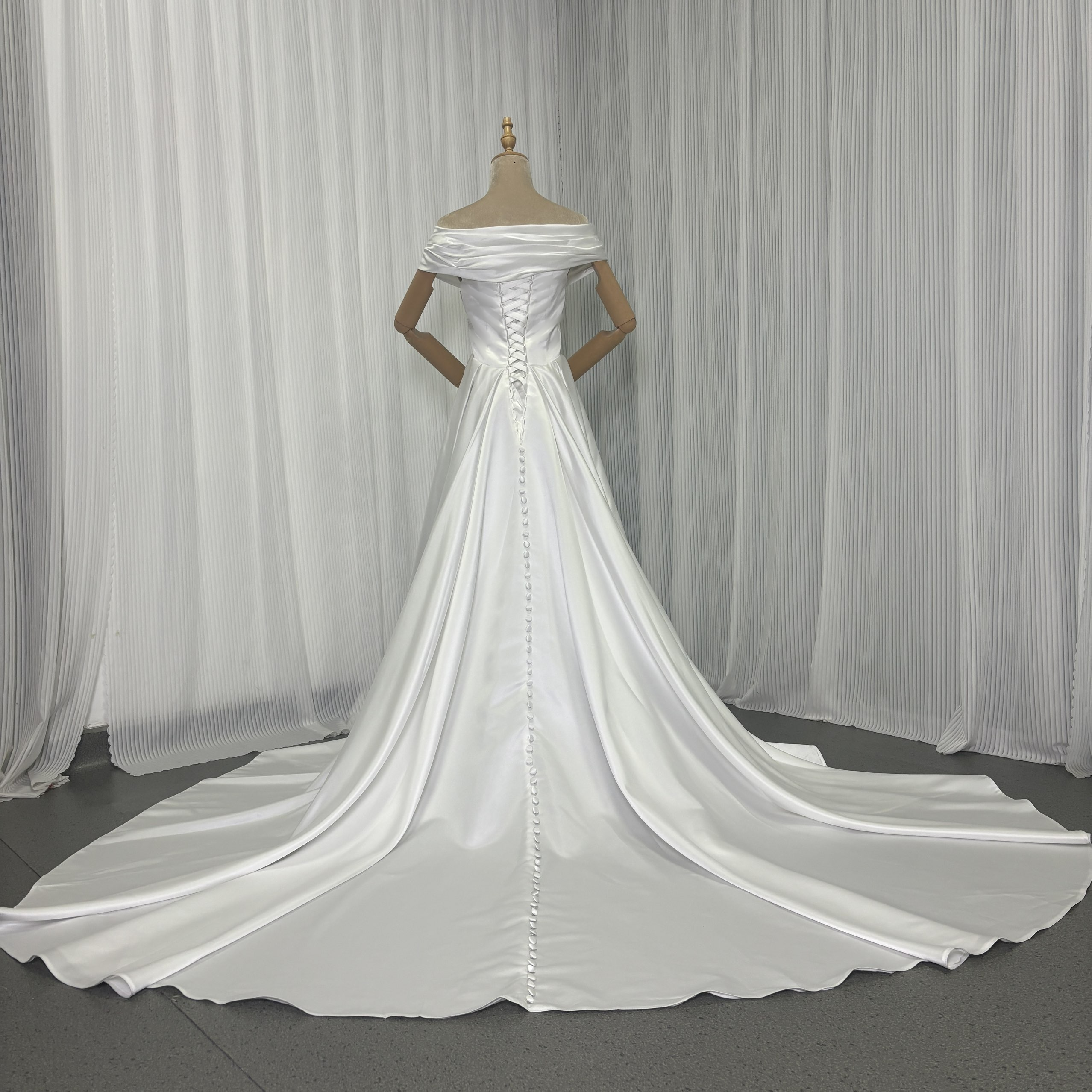 ウエディングドレス オフショルダー ロングトレーン 光沢サテン くるみボタン 編み上げ 結婚式
