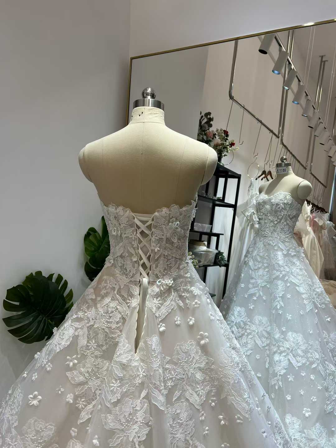 豪華！ウエディングドレス ベアトップ 3D立体花レース刺繍 Aライン 編み上げ 結婚式 前撮り