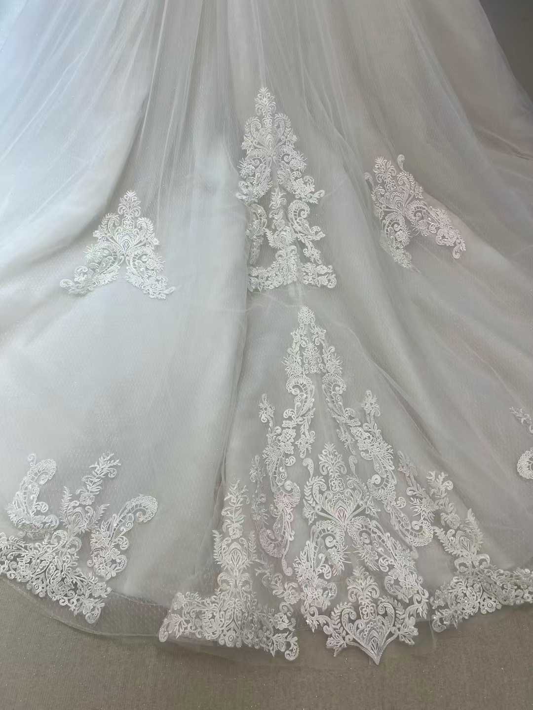 ウェディングドレス 韓国風ドレス ベアトップ 繊細レース パール ロングトレーン ボリュームドレス 結婚式