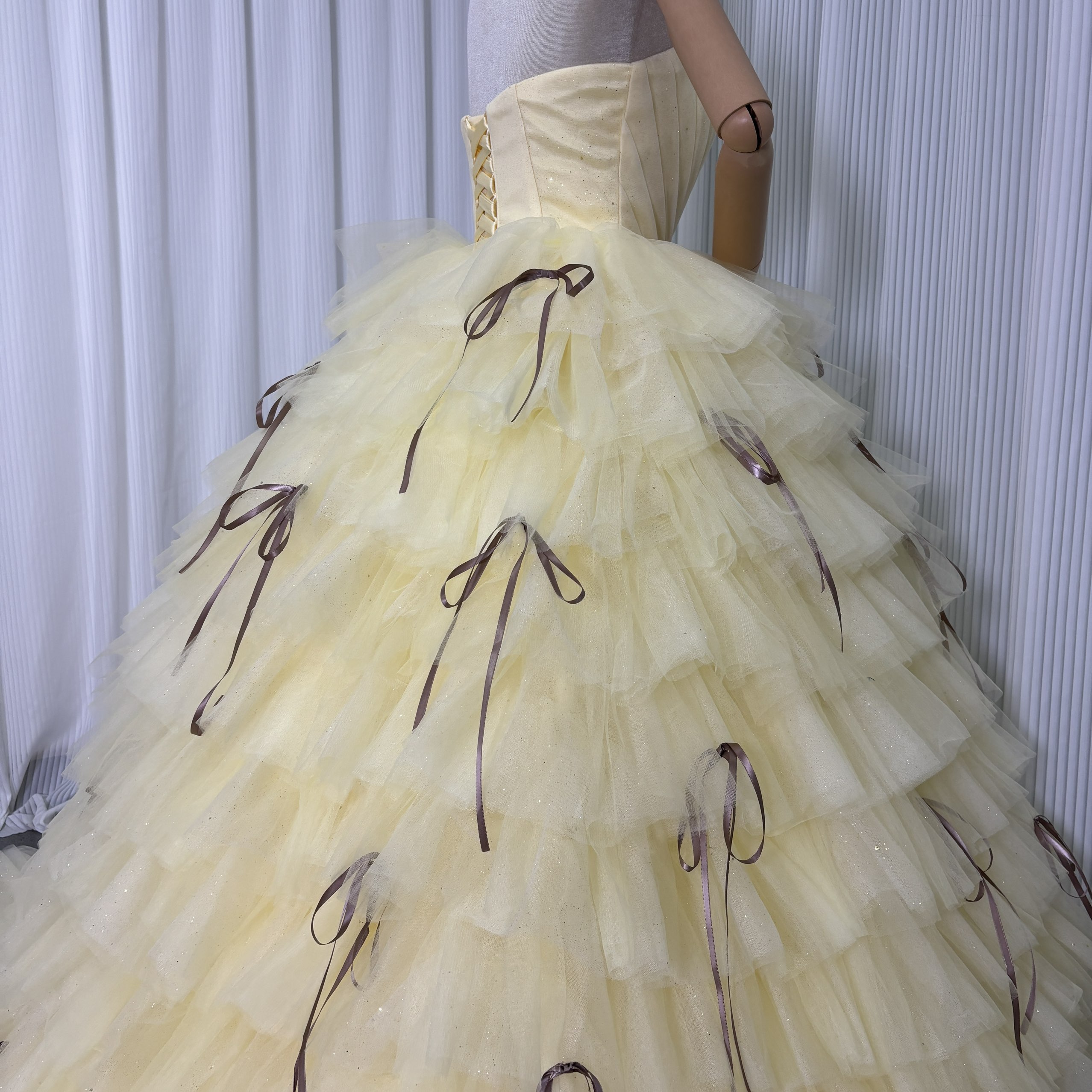 カラードレス パステルイエロー ベアトップ 柔らかく重ねたチュールスカート リボン キラキラチュール 前撮り