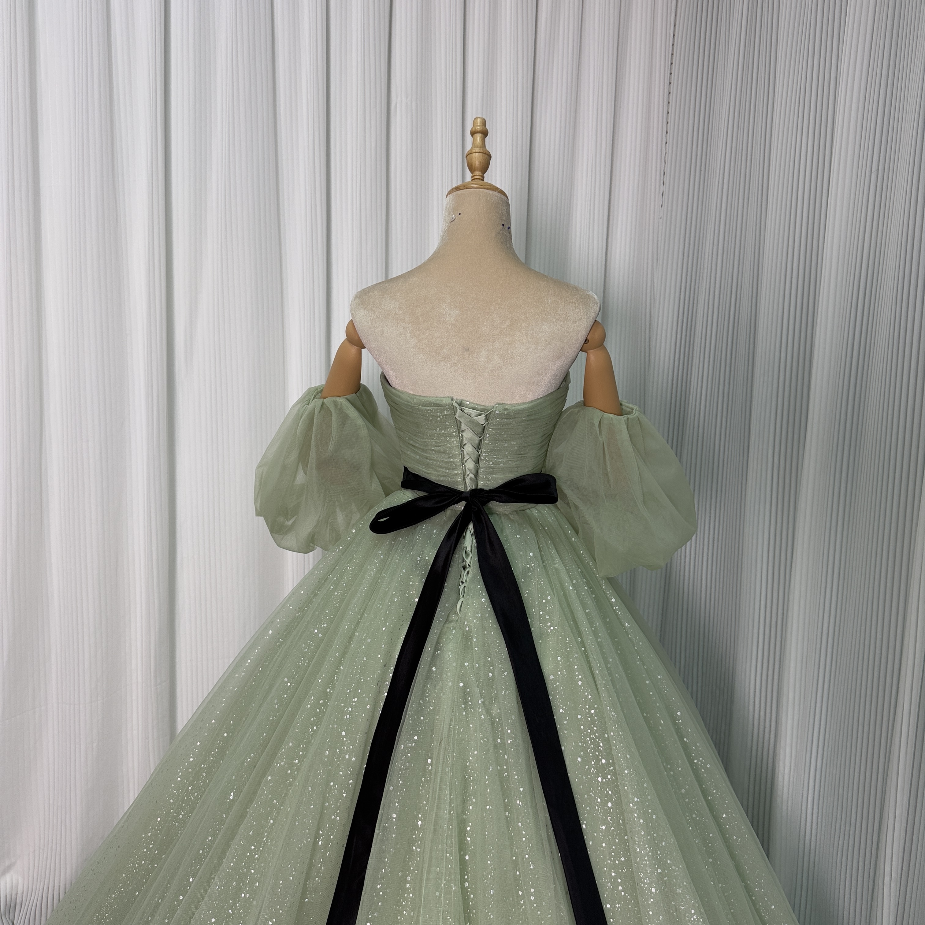 カラードレス ミントグリーン ベアトップ パフスリーブ サッシュベルト シークインチュール ロングトレーン 花嫁