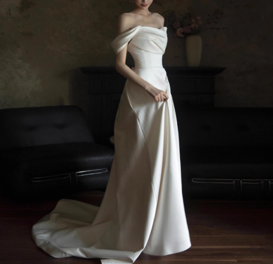 フランス風 ウエディングドレス 光沢サテン ワンショルダー 優雅なシルエット セクシー 拳式/前撮り