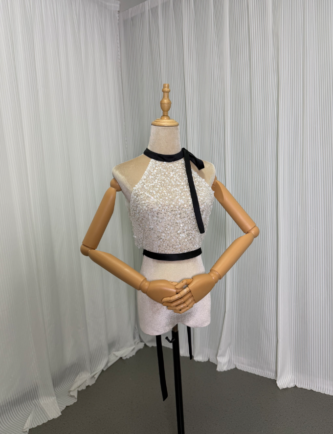 フェミニンなフレームレースの袖トップス アメスリ ホルターネック 3D立体レース刺繍 背中見せ 結婚式