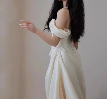 フランス風 ウエディングドレス オフショルダー 光沢サテン ラッフルフリル 優雅なシルエット 結婚式