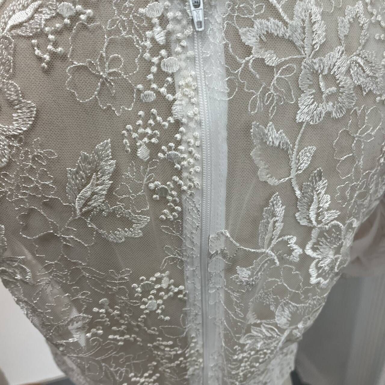 可愛い ボレロ Vネック 流れる透け花レース ファスナー ウェディングドレス