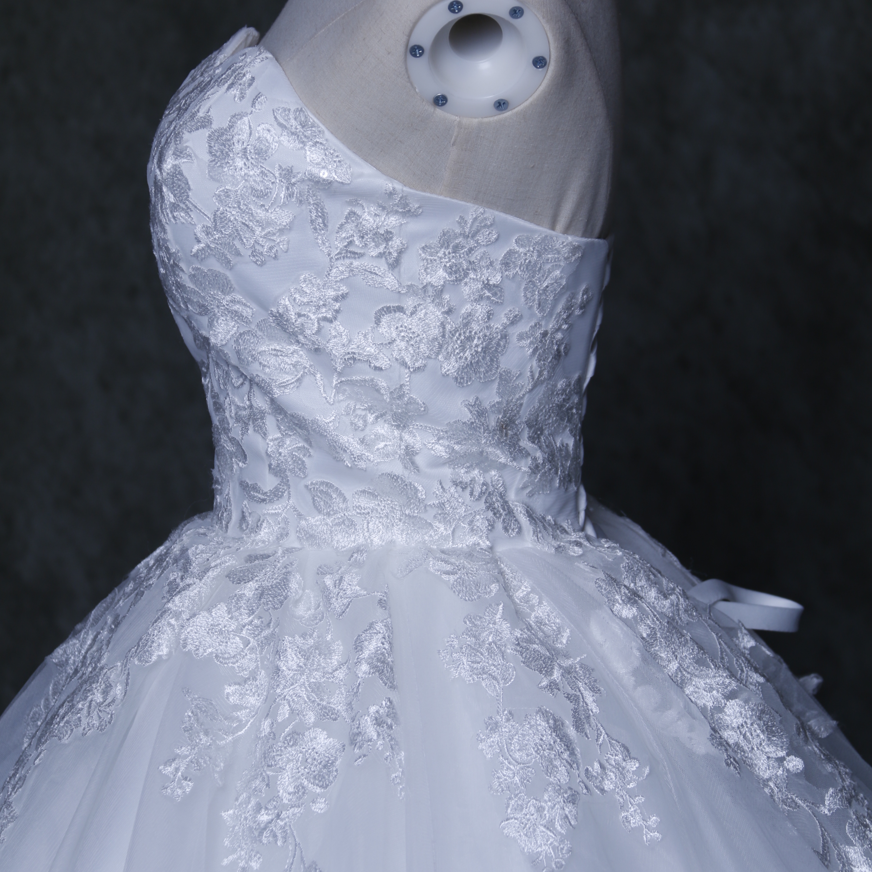 ウェディングドレス ベアトップ キラキラ光る刺繍 華やかなトレーン オーガンジー 編み上げ 披露宴/結婚式
