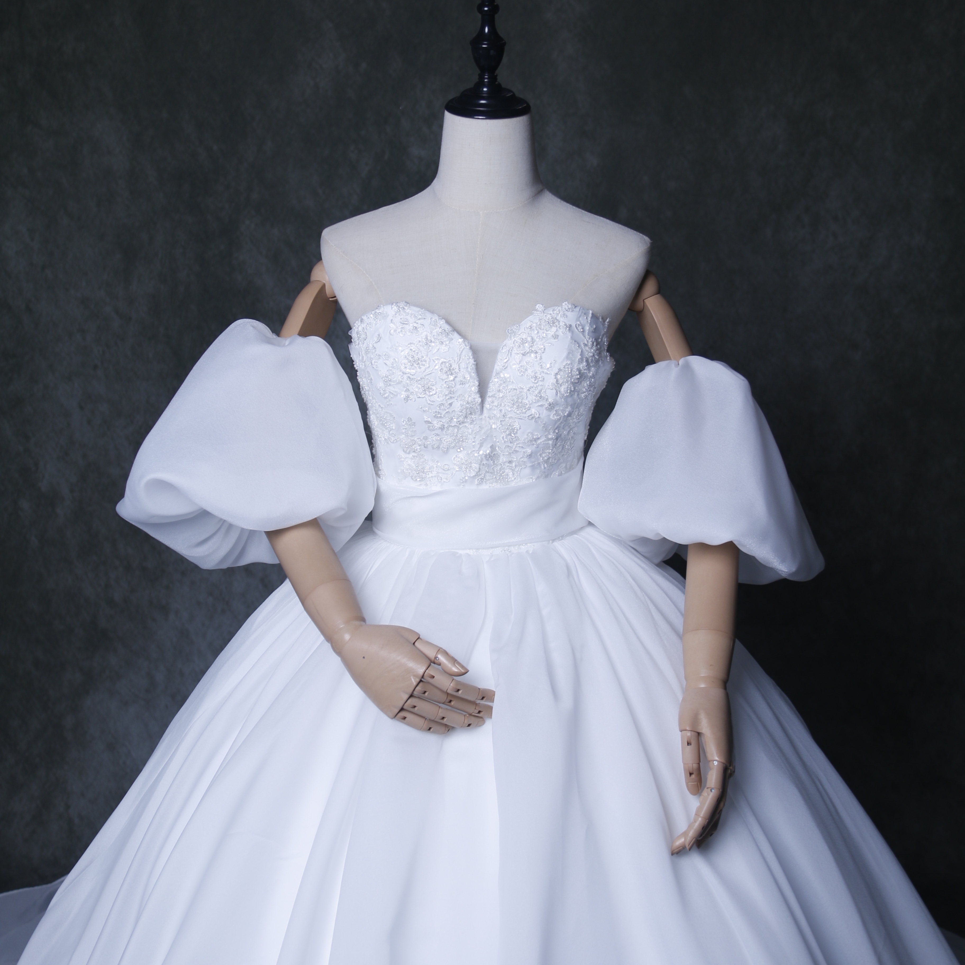 華やか ウェディングドレス オフホワイト 取り外し袖 3D立体レース刺繍 ロングトレーン 結婚式
