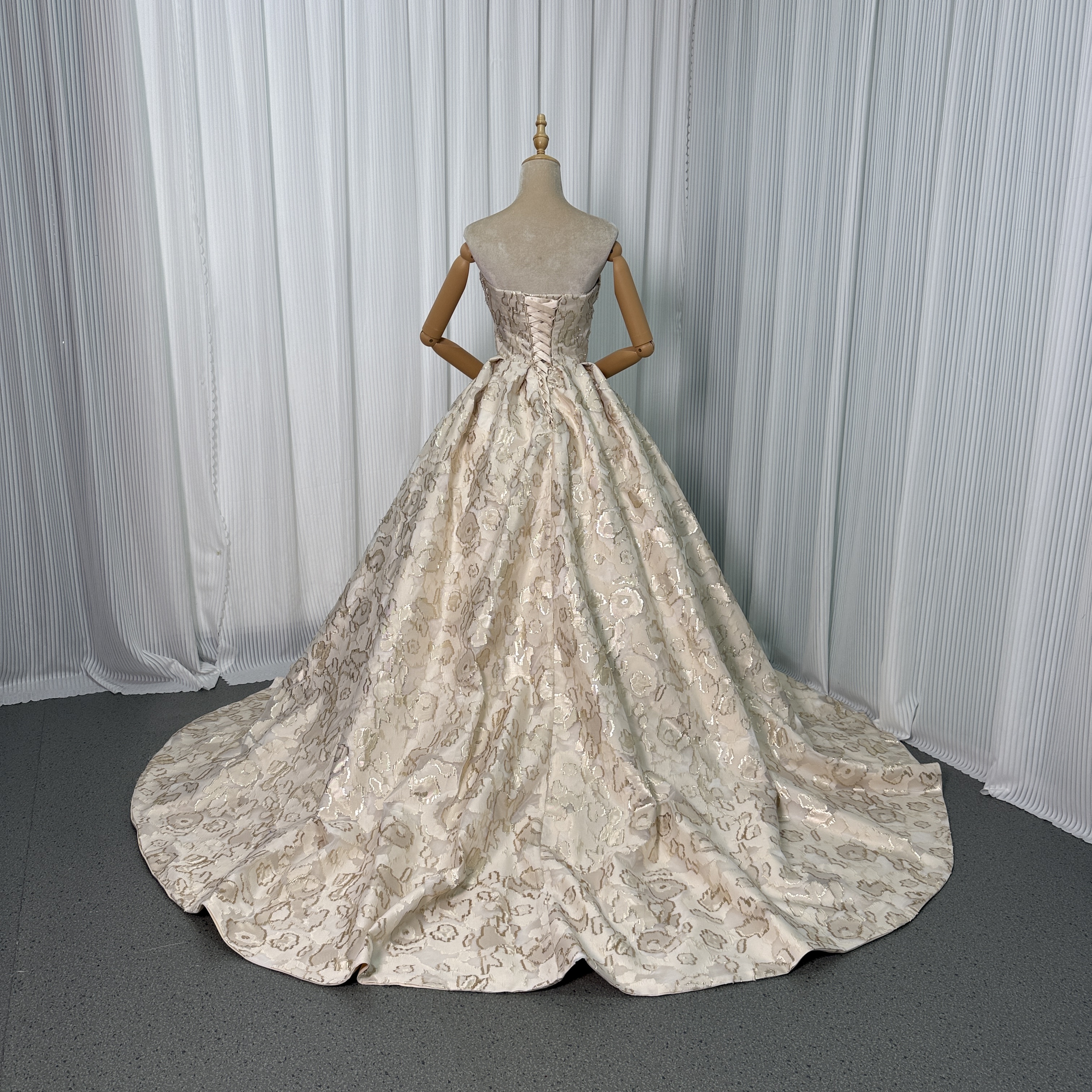 カラードレス シャンパン色 ジャガード生地 ベアトップ プリンセスライン 編み上げ 披露宴