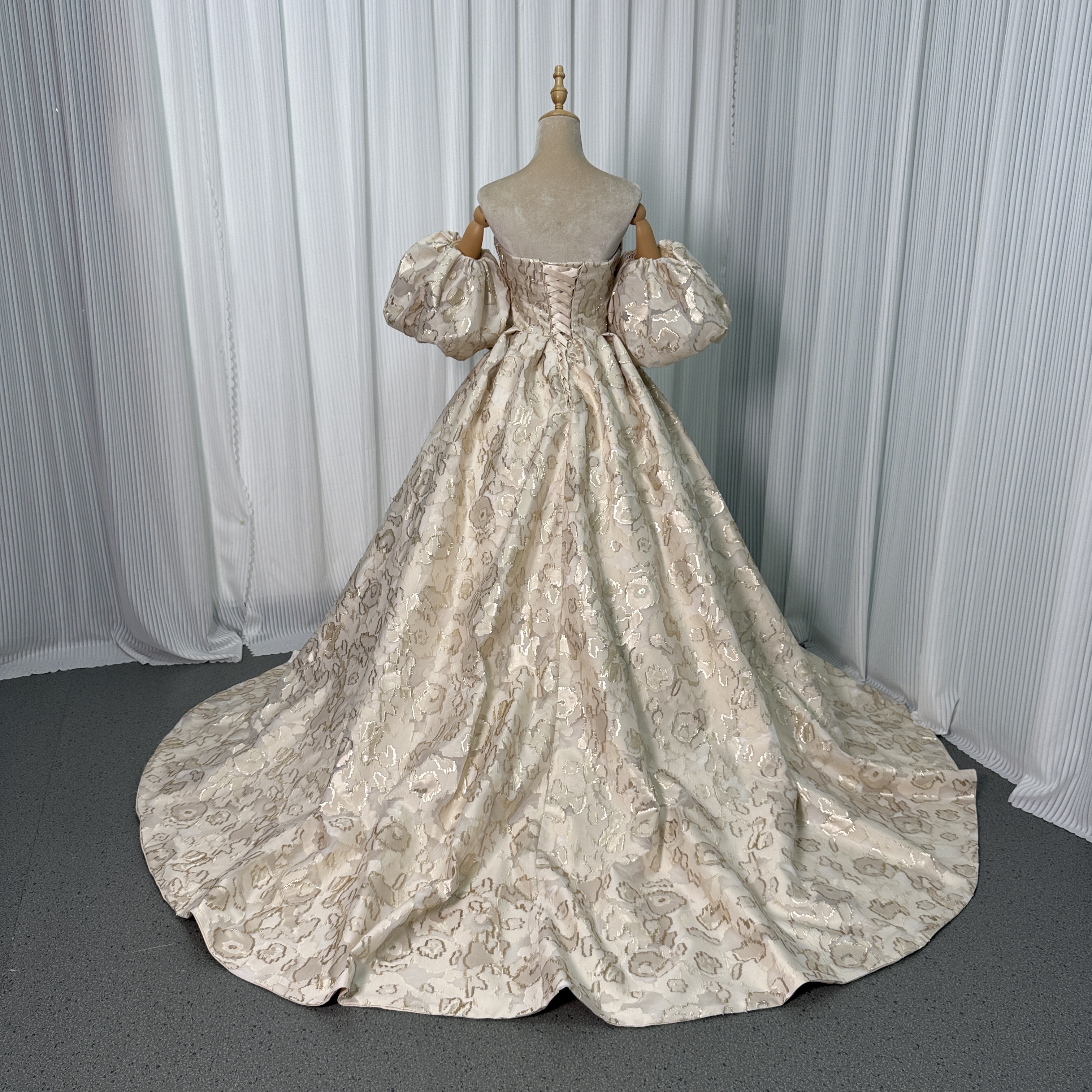 カラードレス シャンパン色 ジャガード生地 ベアトップ パフスリーブ プリンセスライン 編み上げ 披露宴