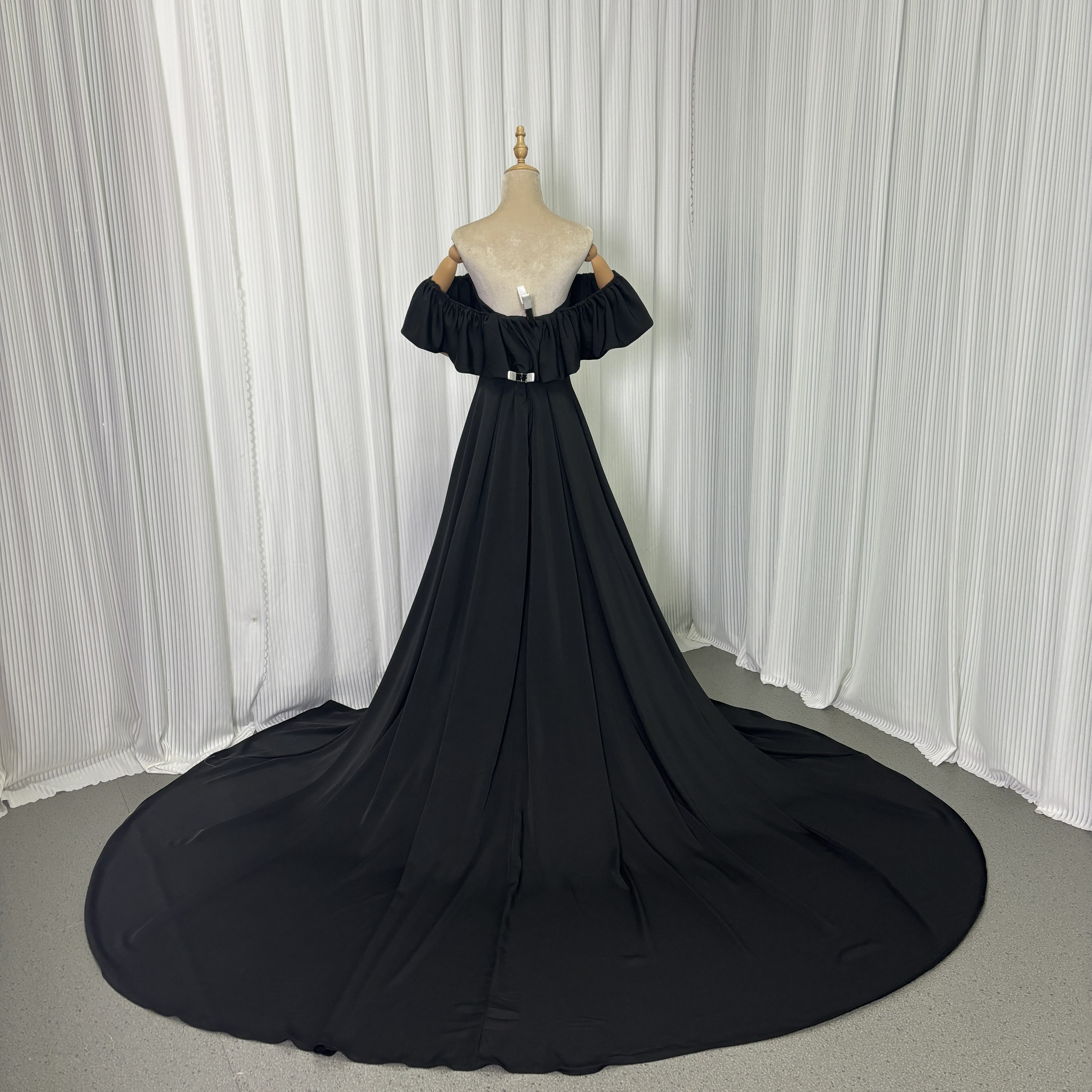 実例写真！パーティードレス ブラック オフショルダー ロングトレーン 高級イタリアサテン 花嫁 前撮り