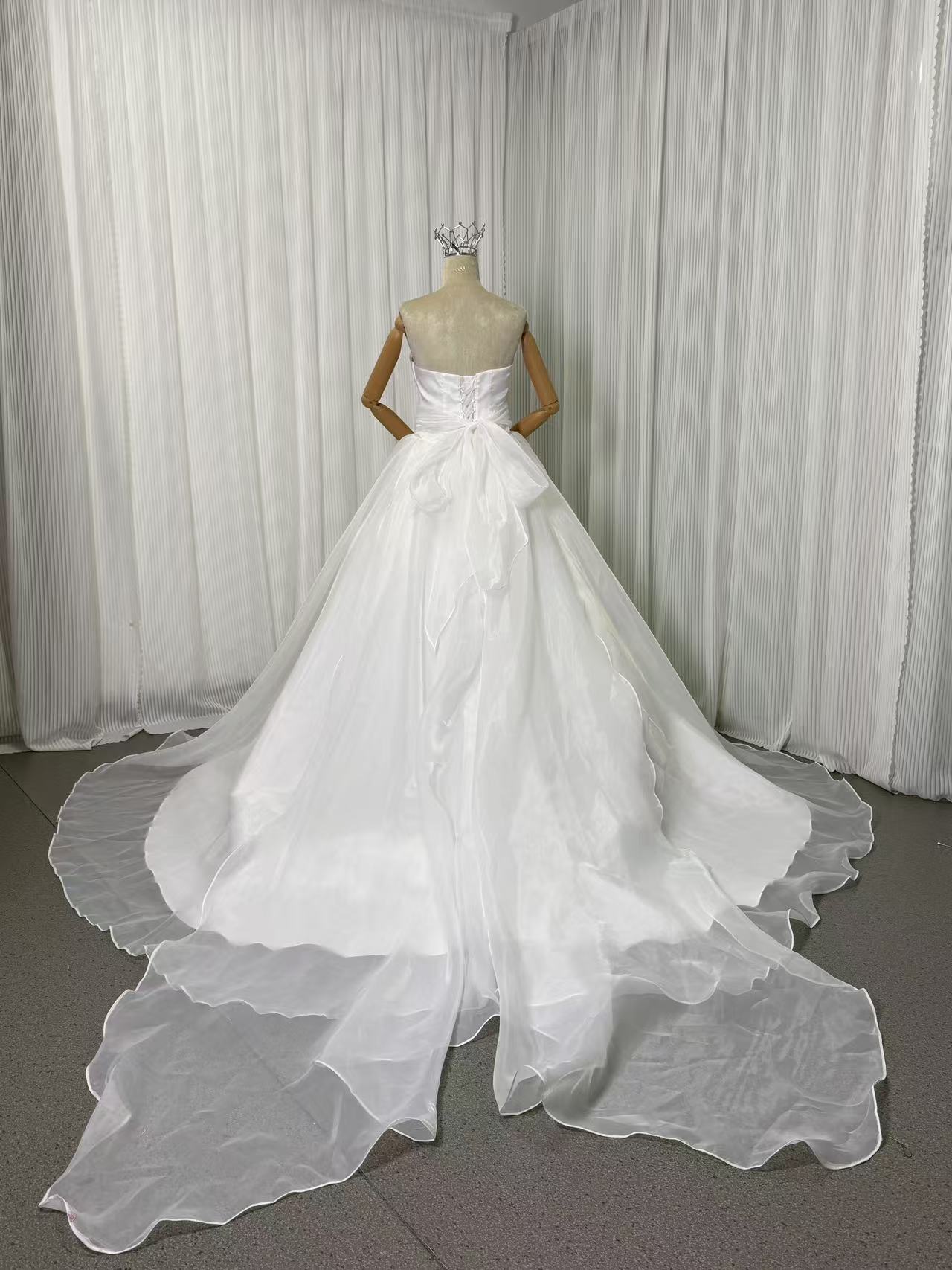 ウェディングドレス 取り外しオフショルダー Aライン バックリボン エレガント 結婚式