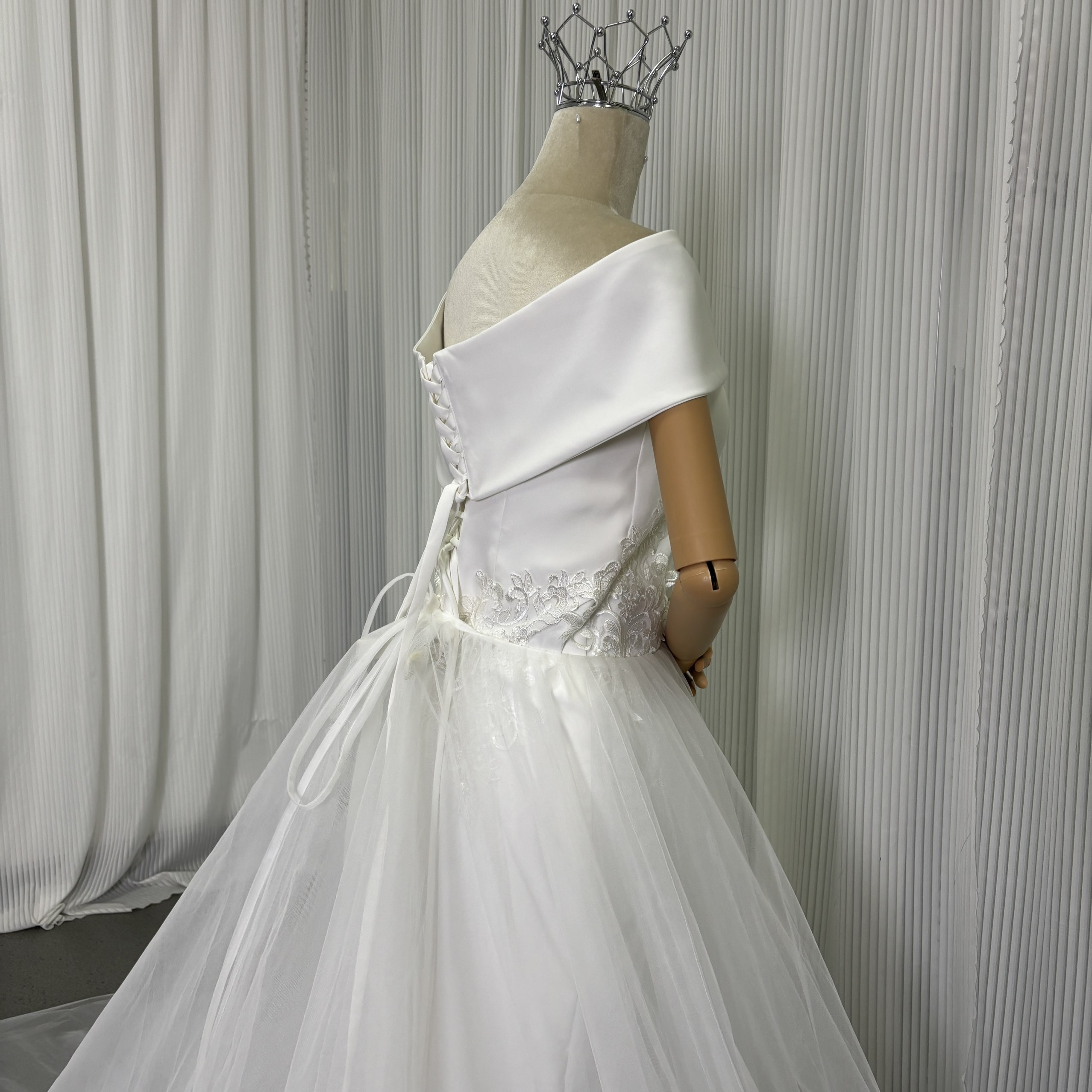 ウエディングドレス+オーバースカート クレープ生地 オフショルダー スレンダーライン 繊細レース 結婚式