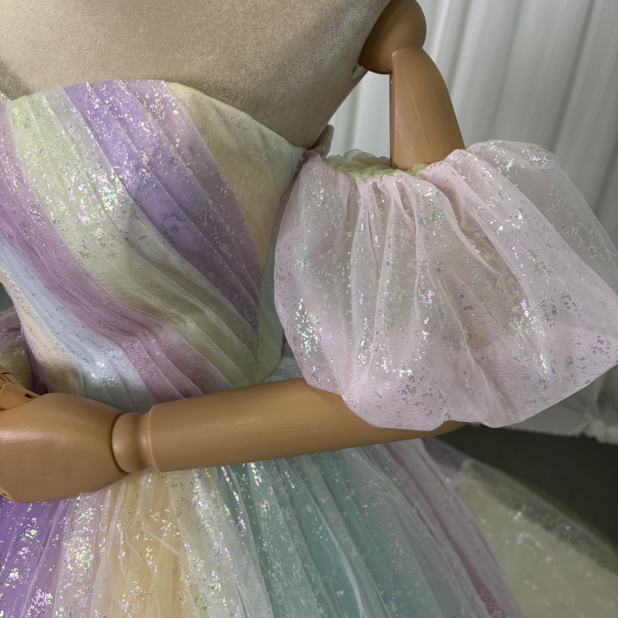 美品！カラードレス レインボー ベアトップ パフスリーブ シークインチュール プリンセスライン ミニトレーン 披露宴