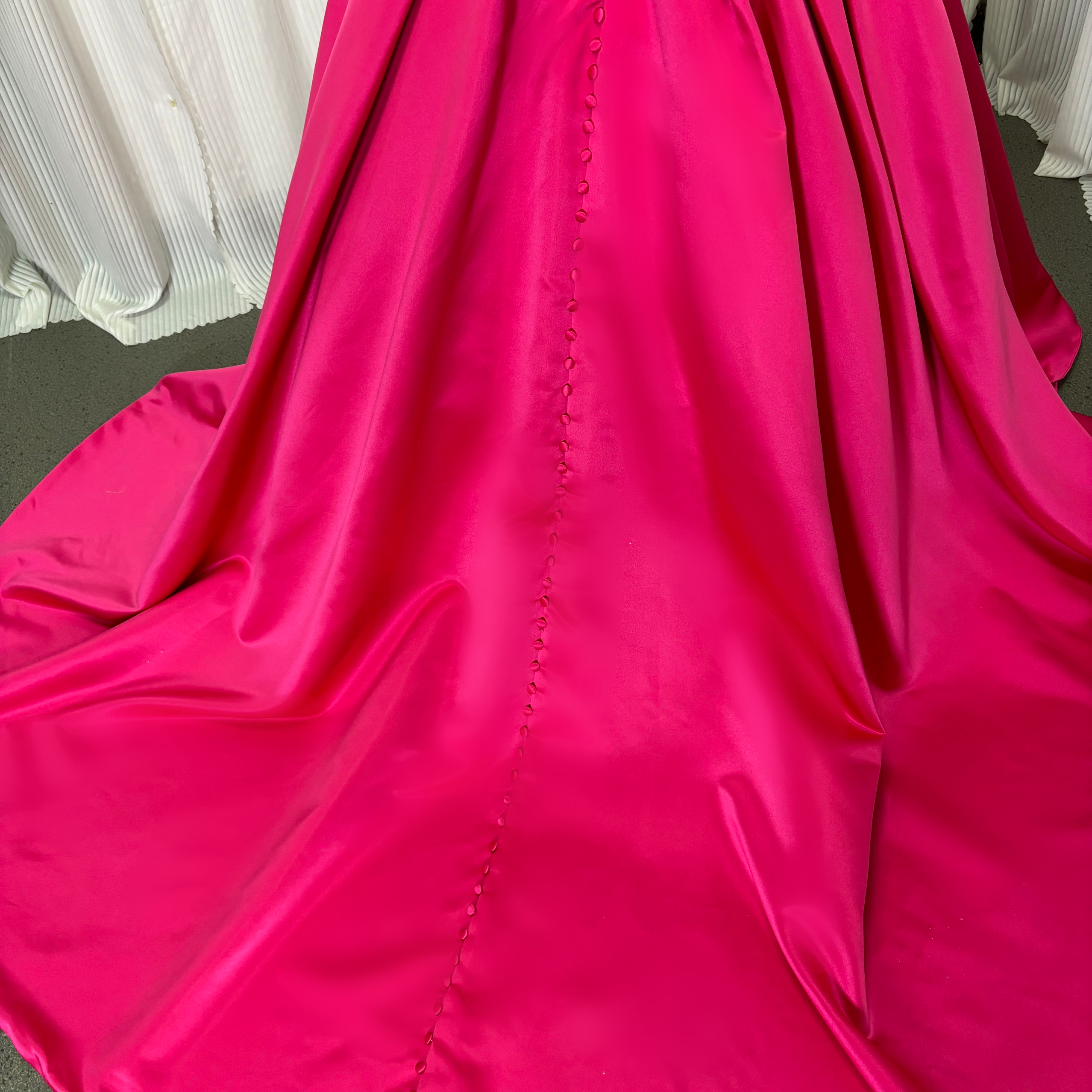 カラードレス ビビッドピンク ベアトップ 光沢サテン ロング Aライン くるみボタン 発表会