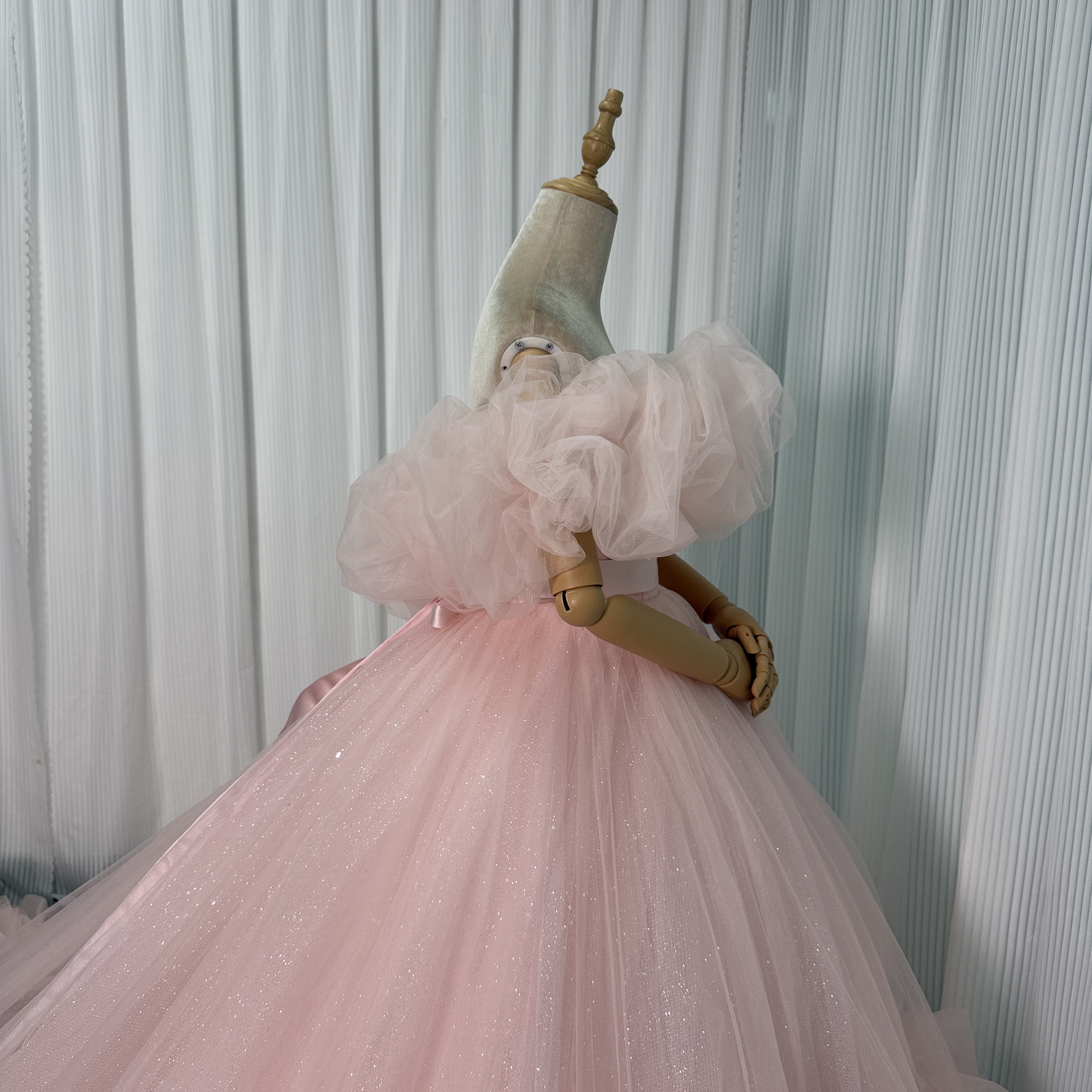 美品！カラードレス 薄ピンク オフショルダー 華やかなトレーン プリンセスライン キラキラチュール 前撮り