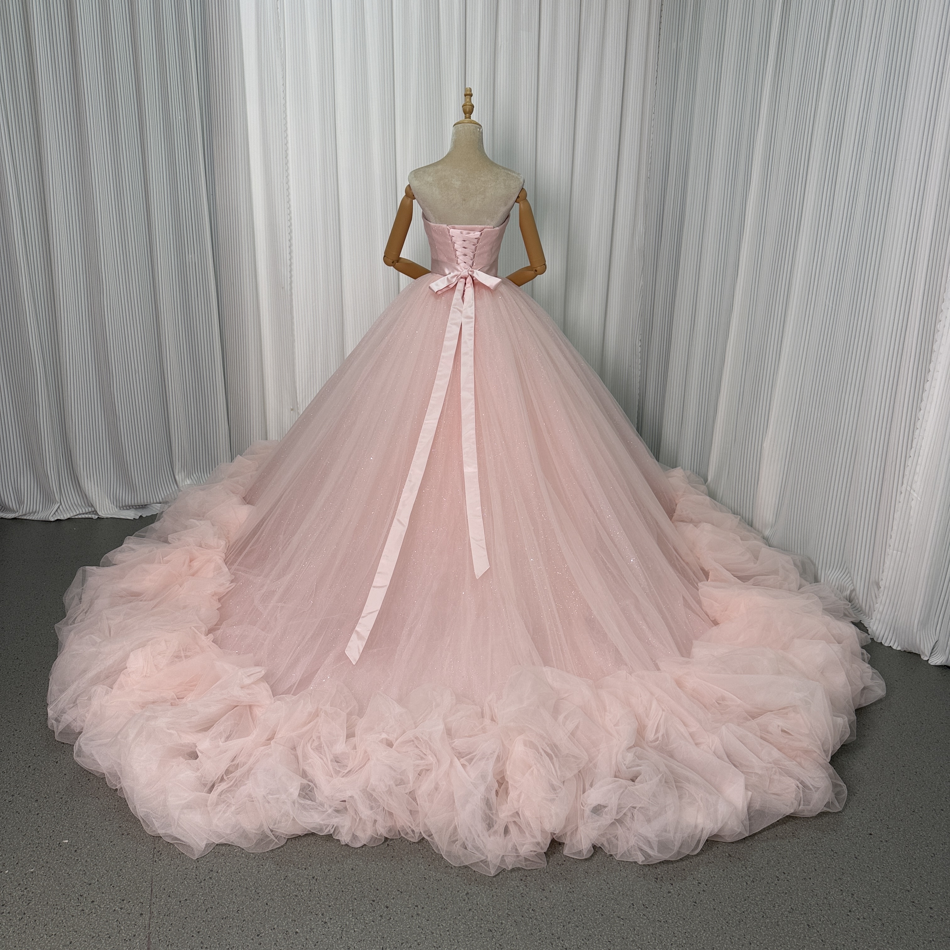 美品！カラードレス 薄ピンク ベアトップ 華やかなトレーン プリンセスライン キラキラチュール 前撮り