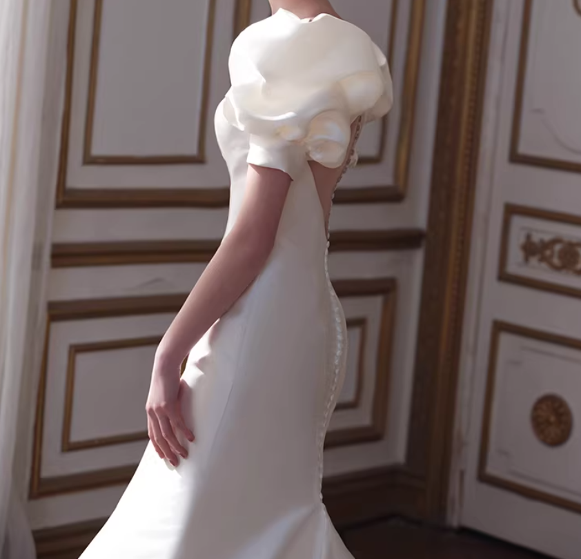 ウエディングドレス Vネック フリル袖 マーメイドライン 光沢サテン くるみボタン 結婚式 憧れのドレス