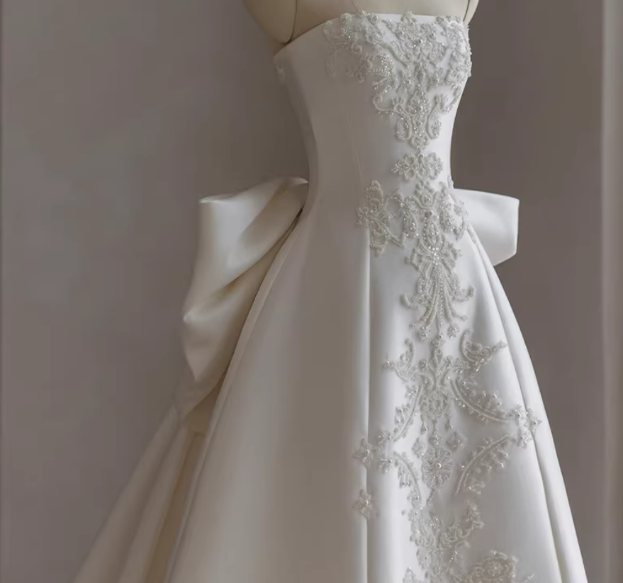 ウエディングドレス ベアトップ キラキラ光る刺繍 豪華なバックリボン ロイヤルサテン 結婚式