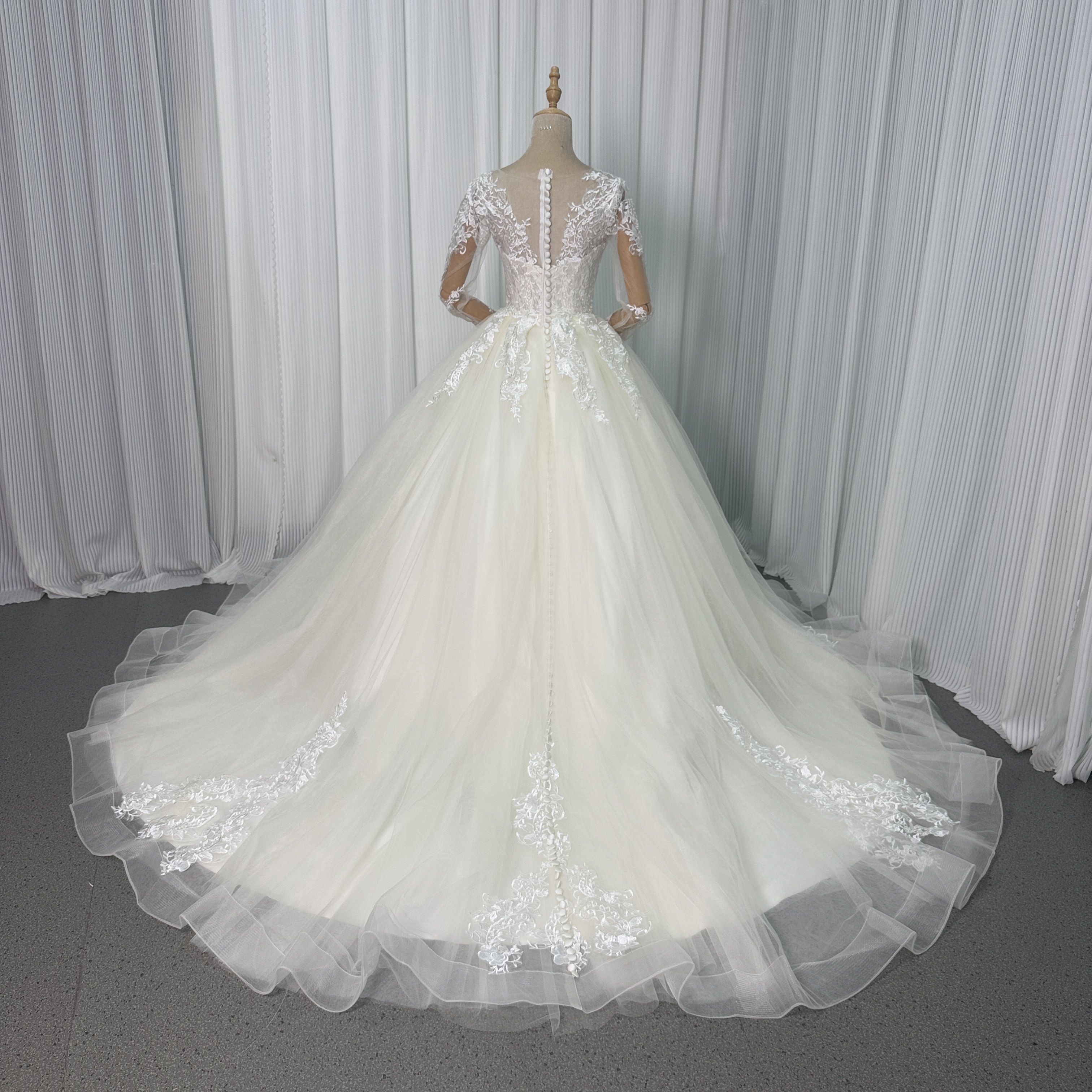 フランス風 ウェディングドレス アイボリー 流れる透け花レース シースルー袖 プリンセスライン くるみボタン 結婚式