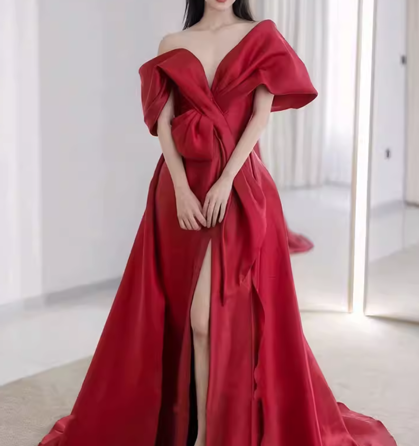 カラードレス ボルドー色 オフショルダー ハンドドレープ フロントスリット ミニトレーン 披露宴