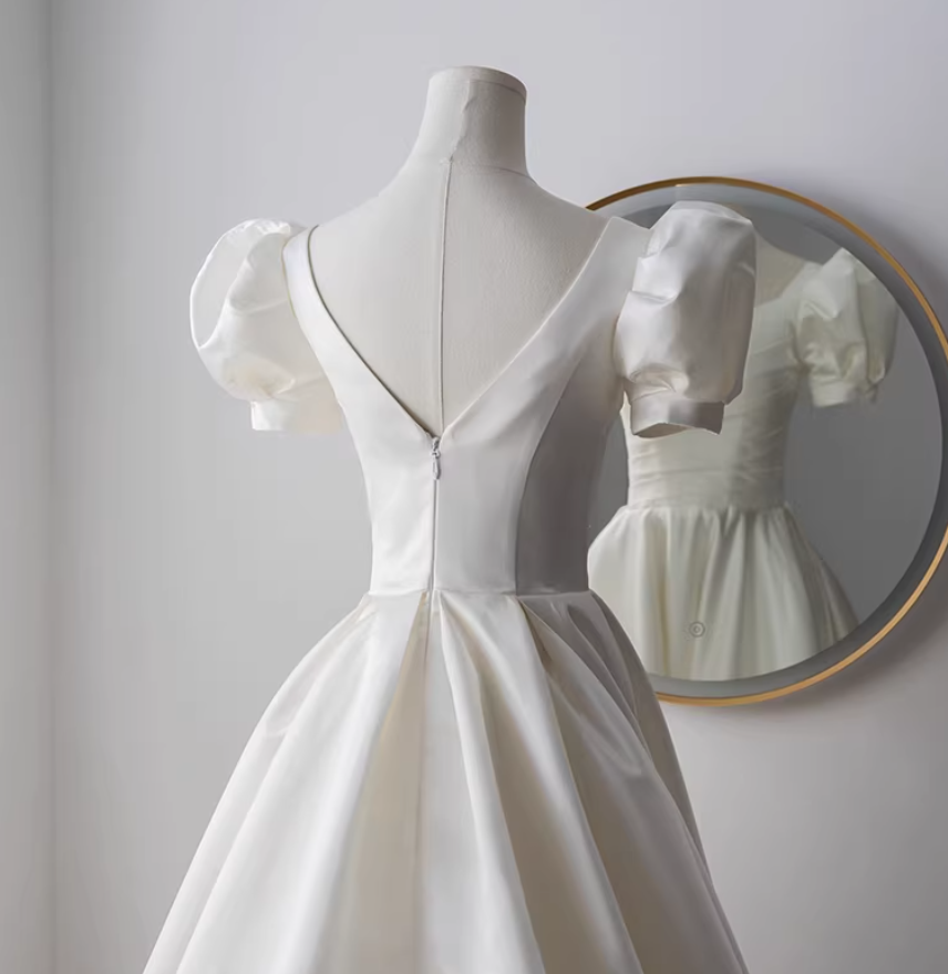 ウェディングドレス パフスリーブ ハンドドレープ ロイヤルサテン フレアスカート ファスナー 結婚式