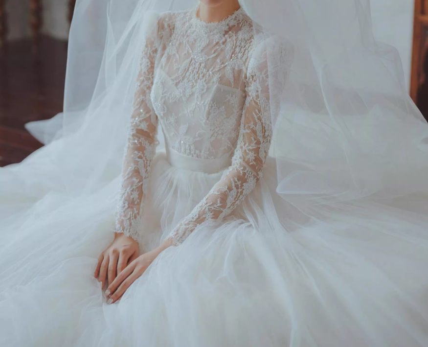 フランス風 ウェディングドレス ロングスリーブ 美しい花レース プリンセスライン クラシカル 結婚式