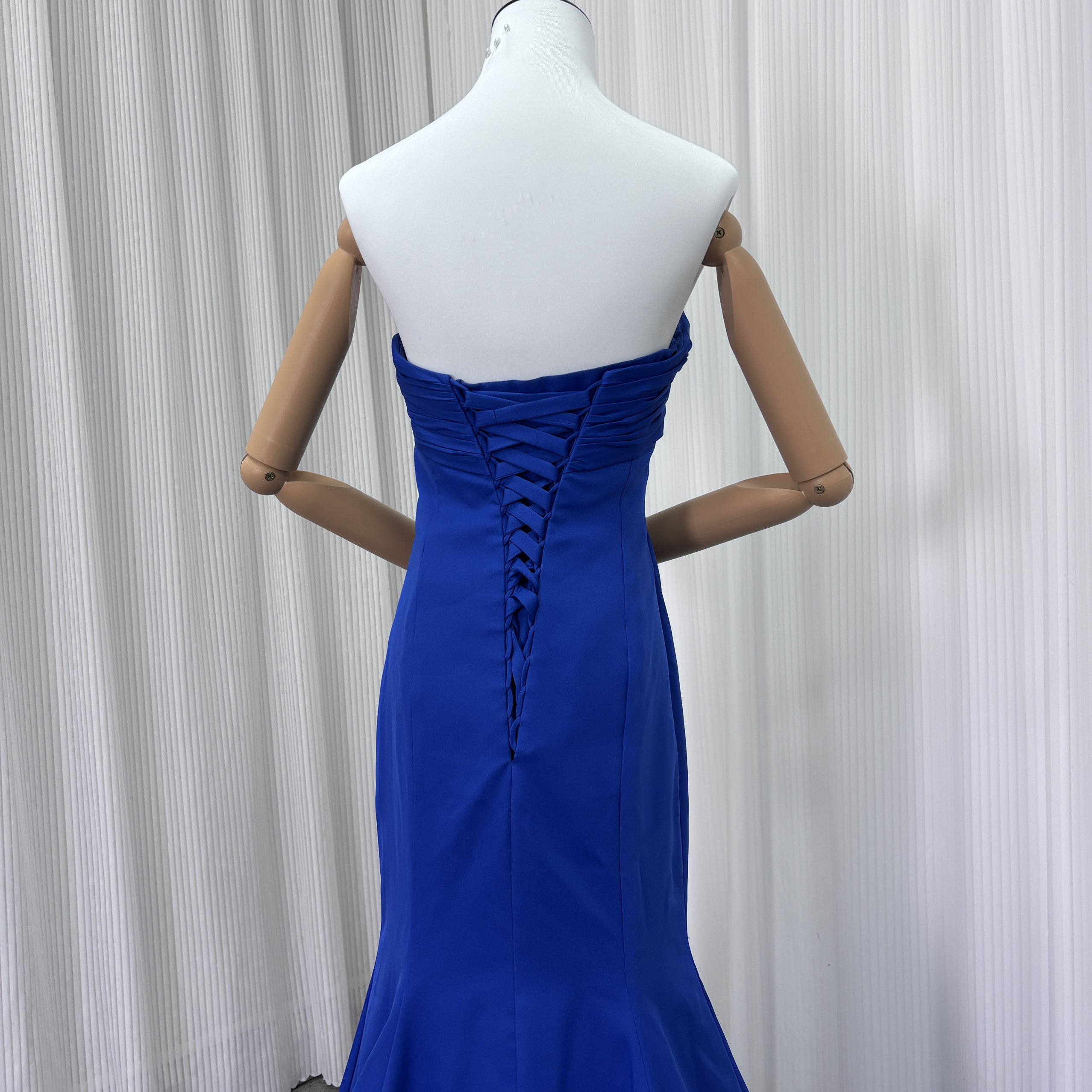 カラードレス ジュエルブルー ベアトップ 胸元フリル マーメイドライン シルクタフタ 編み上げ ミニトレーン 披露宴