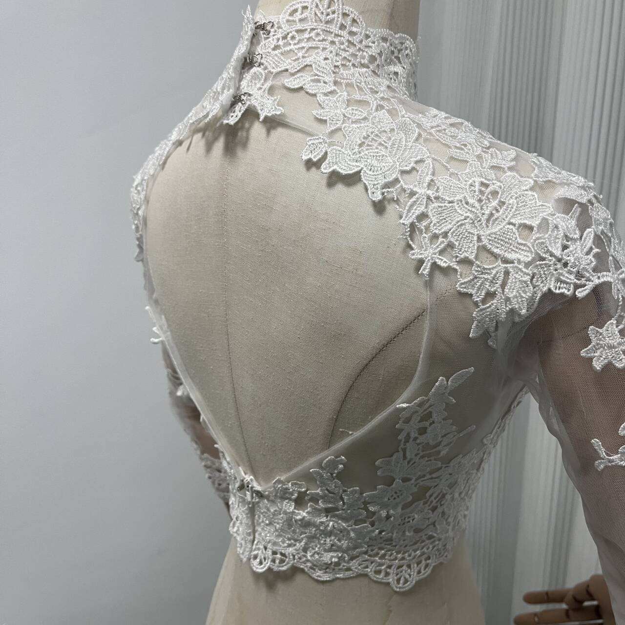 ウエディングドレス 長袖 ハート背中見せ 可憐な花刺繍のトップス ボレロ