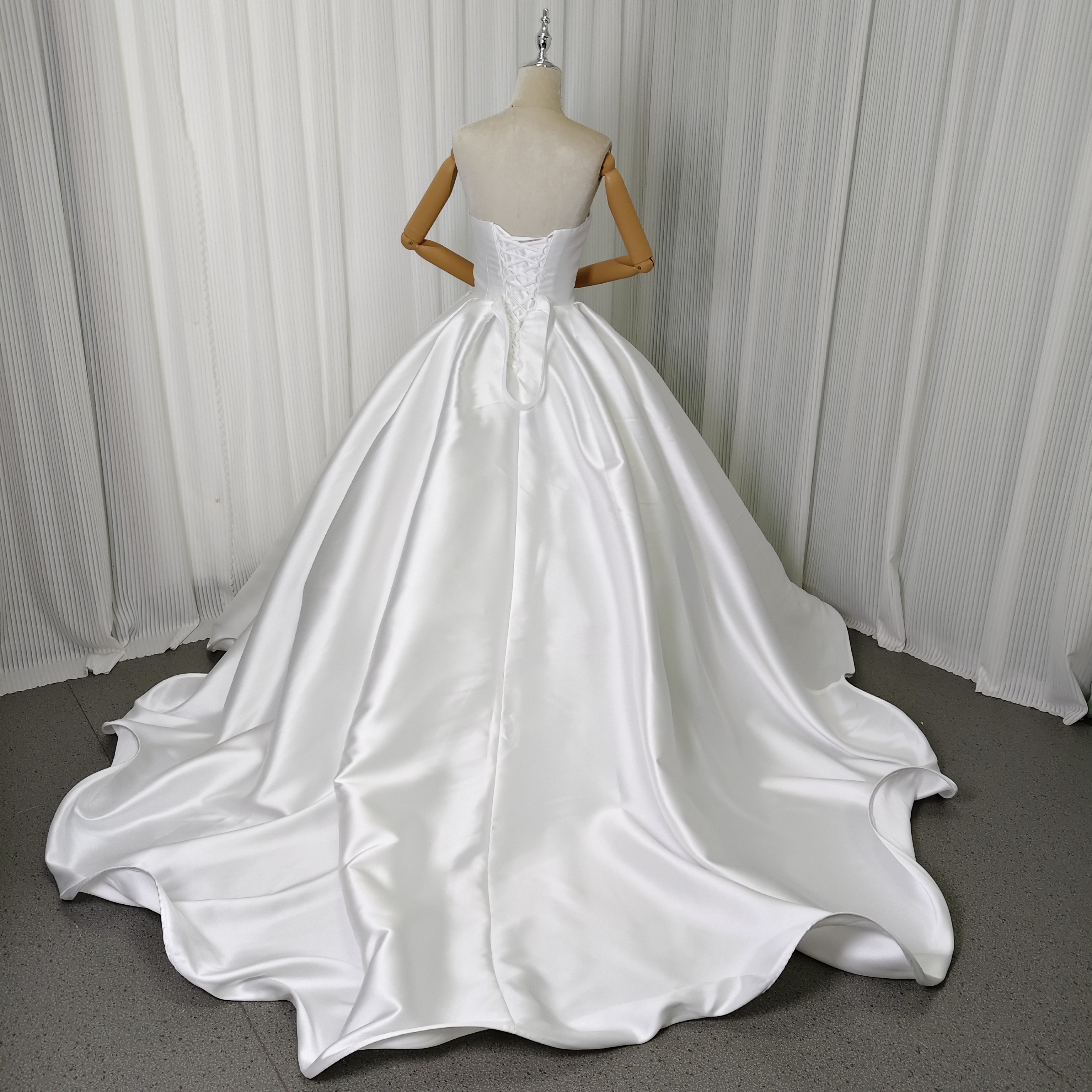 ウェディングドレス ベアトップ ミカドサテン ラッフルフリル 豪華なバックリボン 編み上げ 結婚式