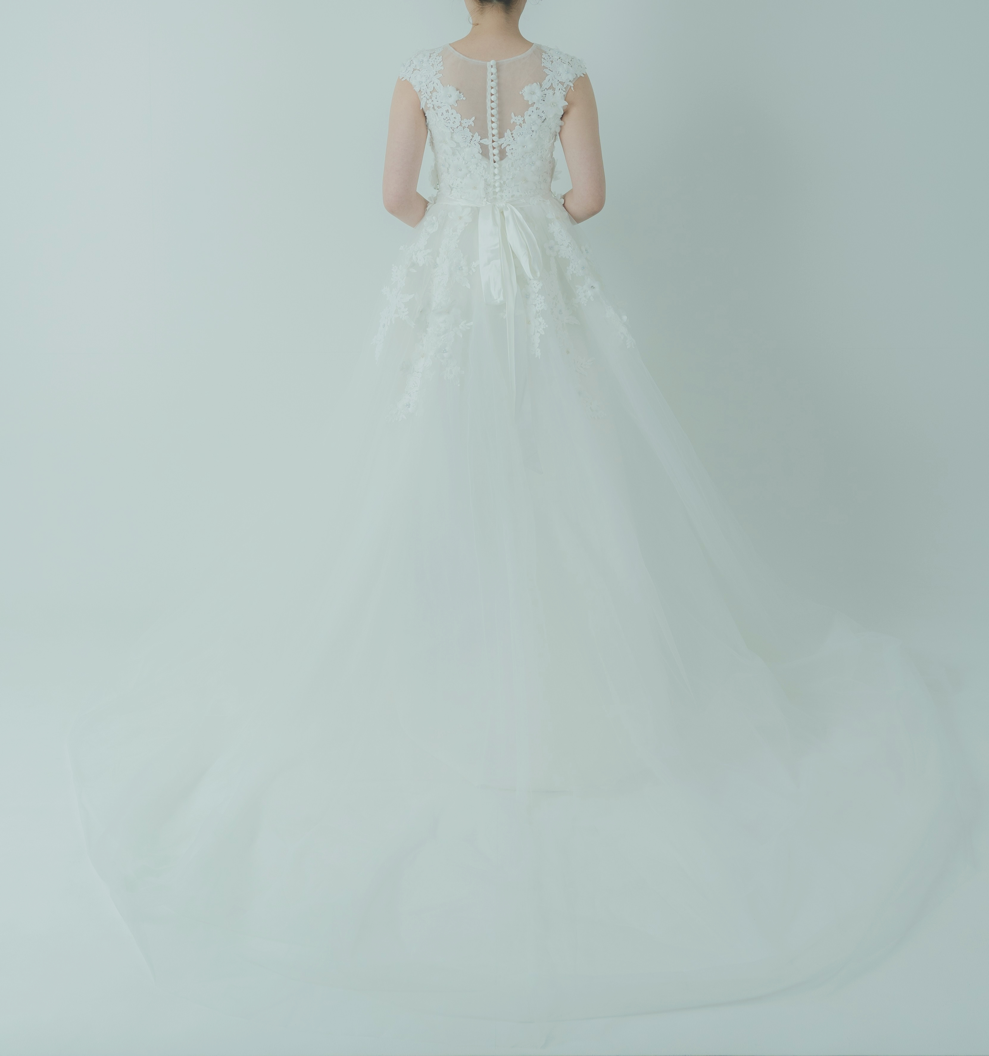 フランス風 ウエディングドレス 花モチーフ ノースリーブ くるみボタン 繊細レース 可愛い 結婚式