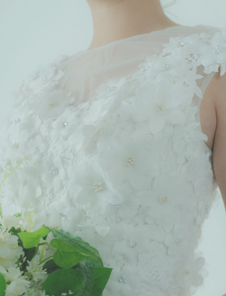 フランス風 ウエディングドレス 花モチーフ ノースリーブ くるみボタン 繊細レース 可愛い 結婚式