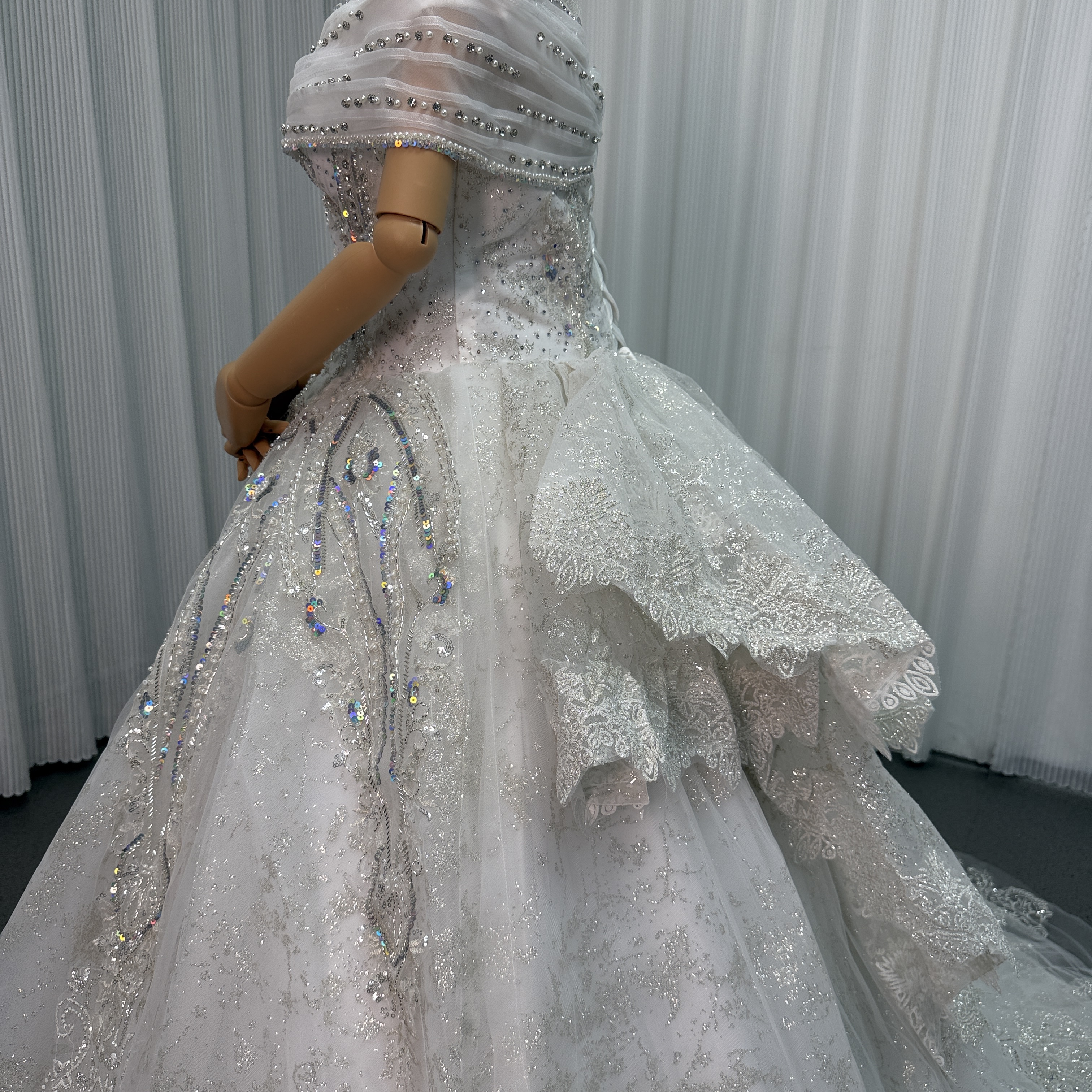 ウエディングドレス オフショルダー キラキラスパンコール キラキラ光る刺繍 プリンセスライン 編み上げ 結婚式