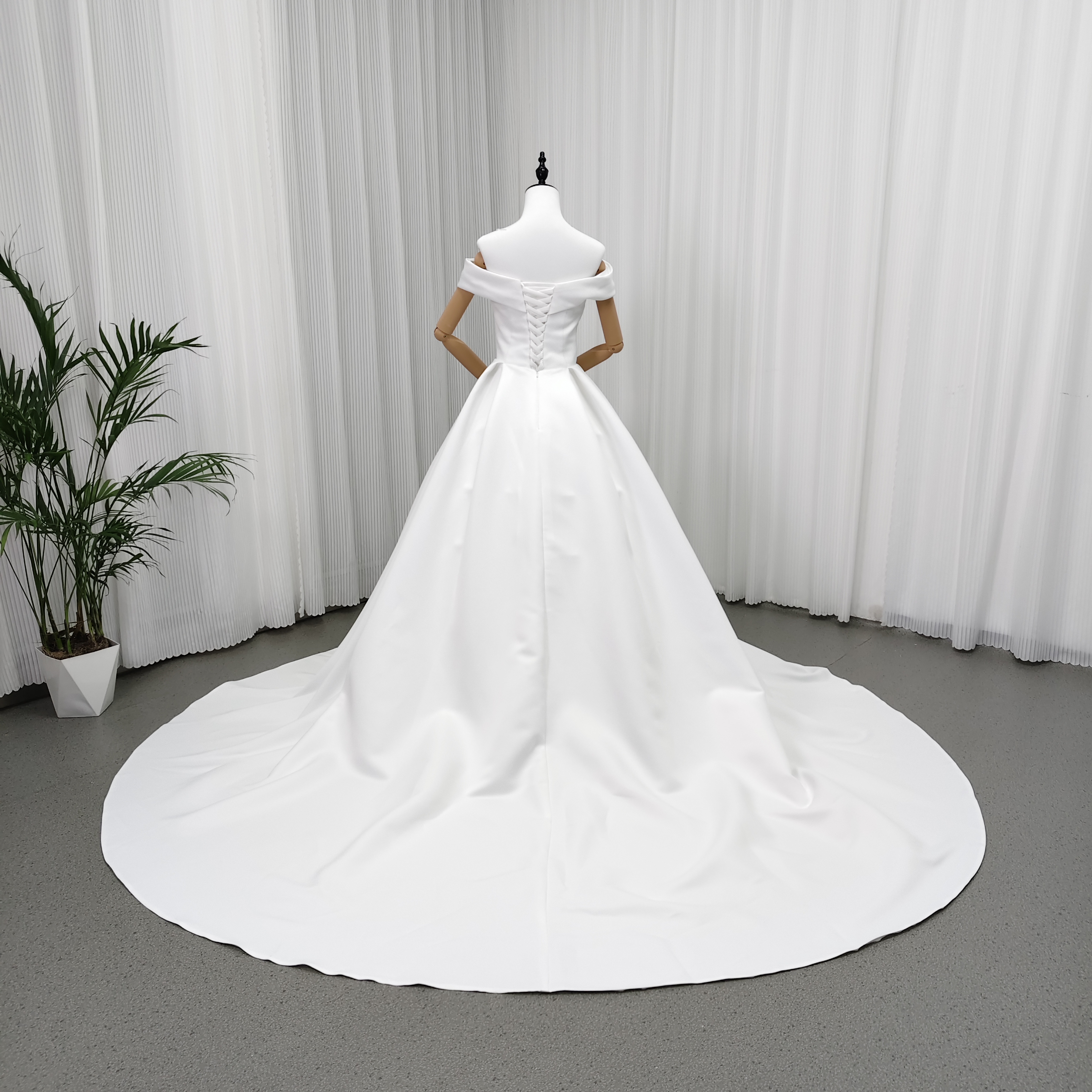 ウエディングドレス オフショルダー ロイヤルサテン ロングトレーン 編み上げ エレガント 結婚式