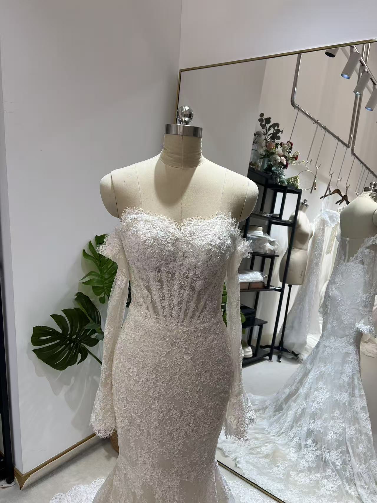 上品！ウエディングドレス ベアトップ マーメイドライン 贅沢な総レース 背中見せ 結婚式