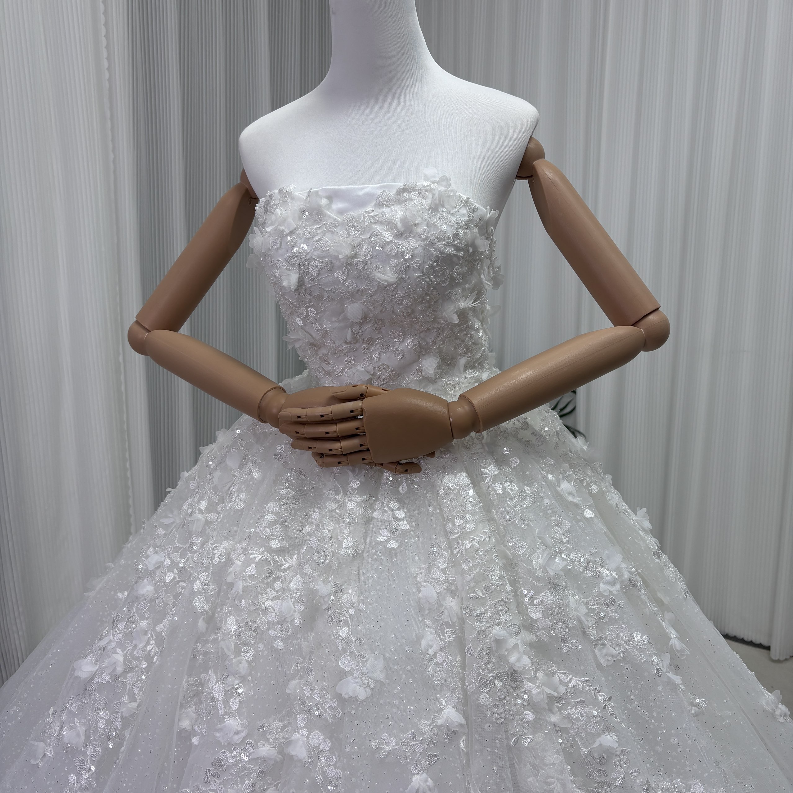 ウエディングドレス ベアトップ 美しい花レース シークインチュール プリンセスライン 編み上げ 結婚式