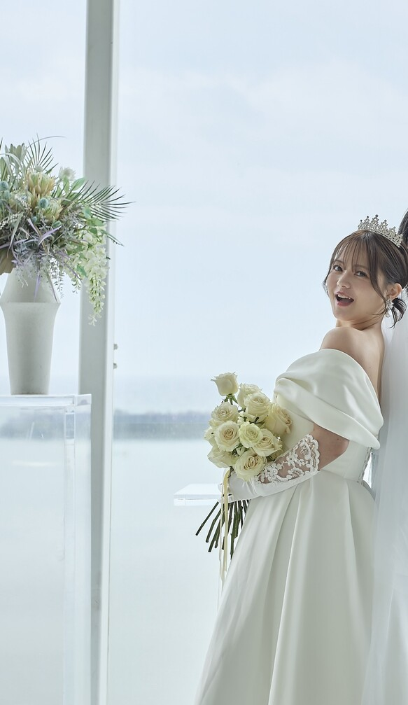 実例写真！エレガント ウエディングドレス オフショルダー ロイヤルサテン 編み上げ 短トレーン 結婚式