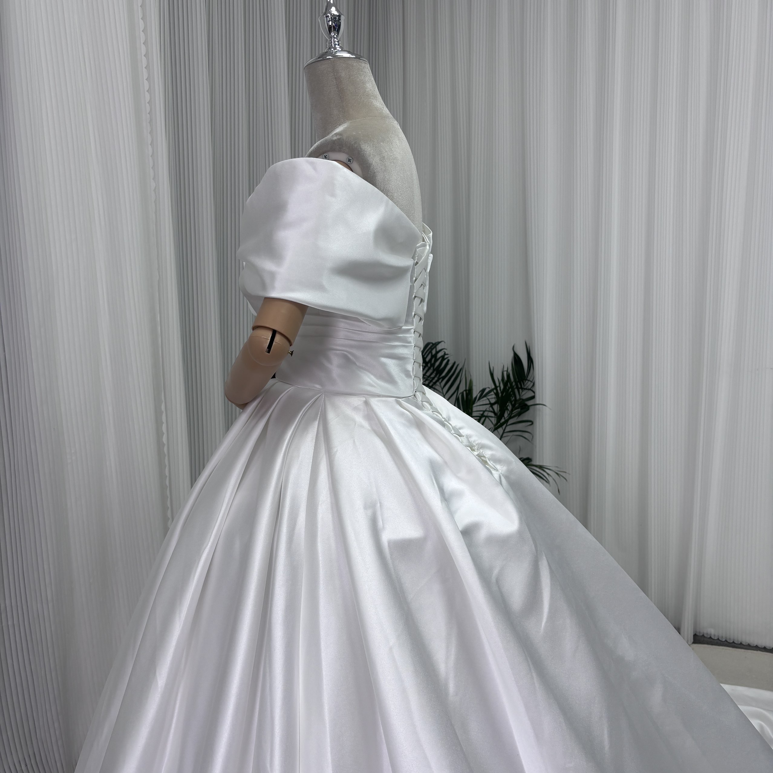 ウエディングドレス オフショルダー ロイヤルサテン 優雅なシルエット ロングトレーン 結婚式