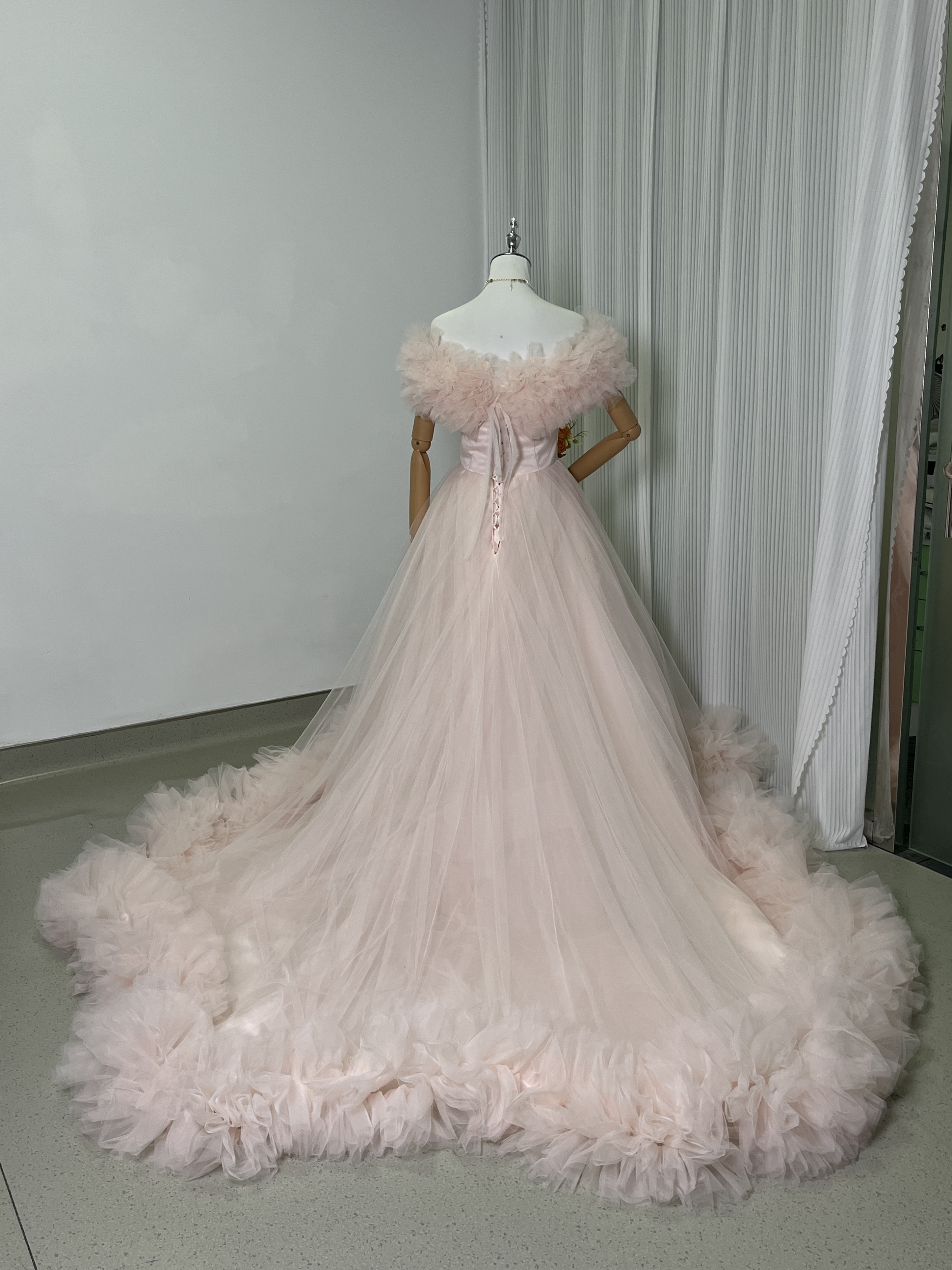 豪華！カラードレス 薄ピンク ラッフルフリル オフショルダー チュールスカート 編み上げ 前撮り