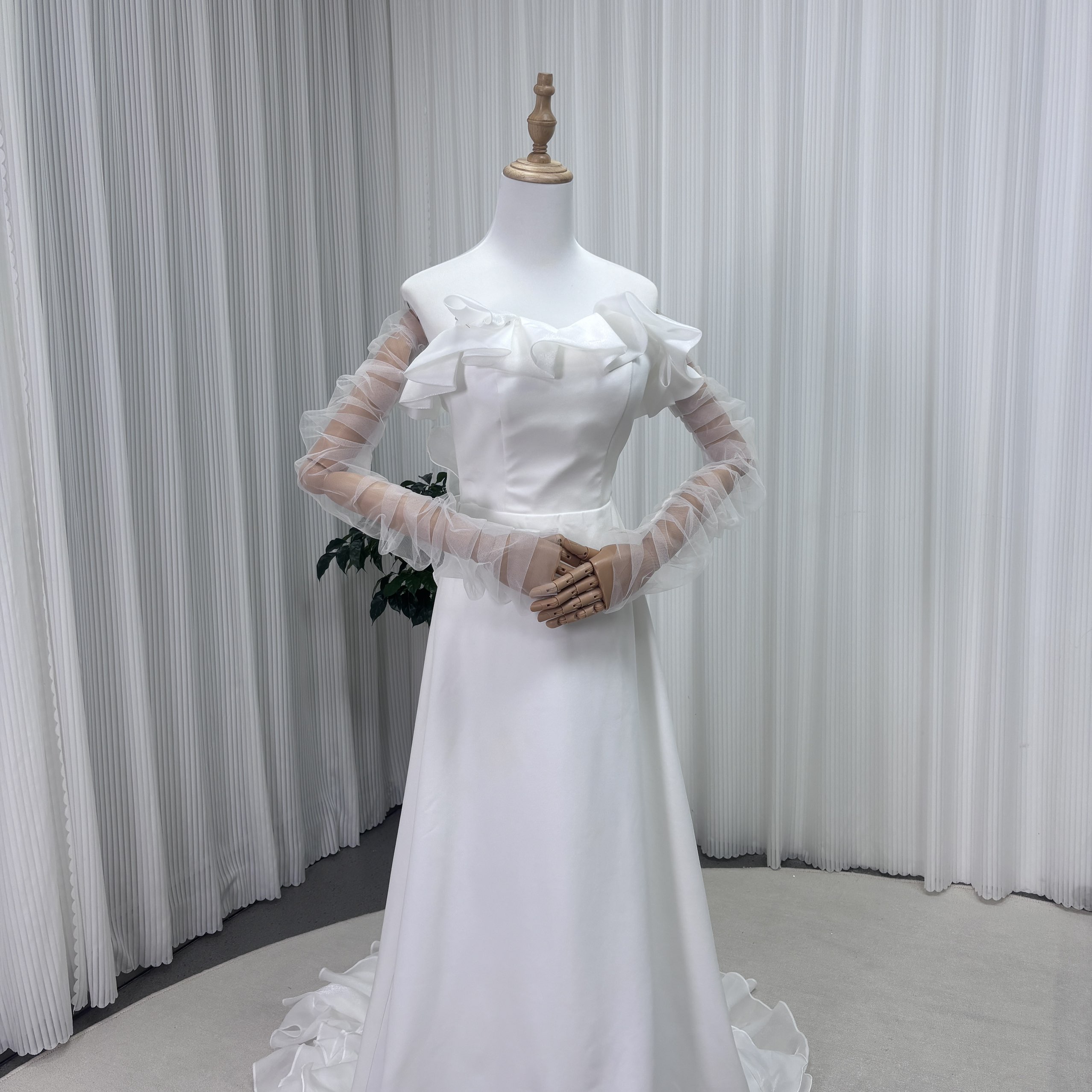 ウエディングドレス ベアトップ シースルー袖 ラッフルフリル フリルトレーン 優雅なシルエット 結婚式 二次会
