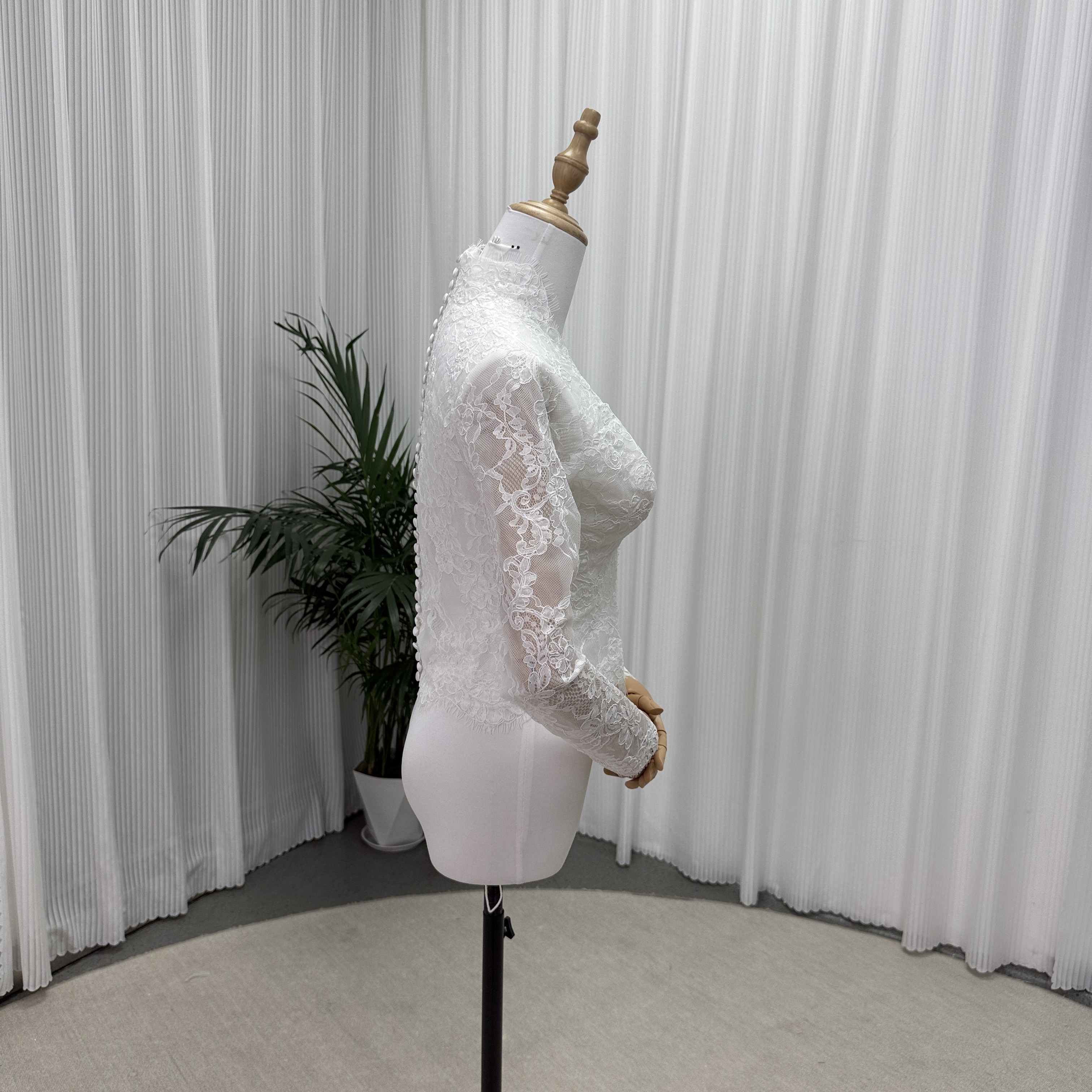 ボレロ 深Vネック ロングスリーブ くるみボタン 流れる透け花レース 結婚式