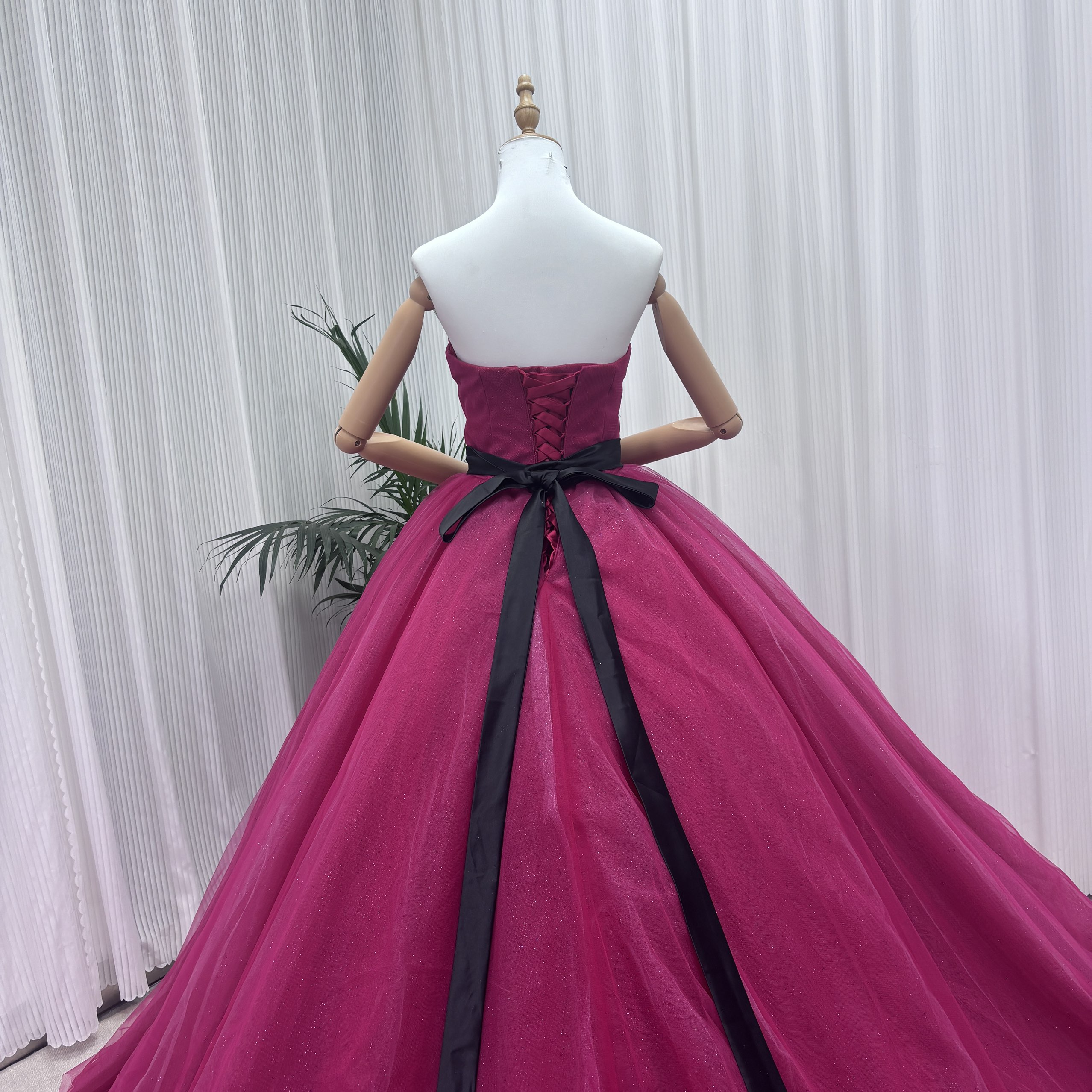 カラードレス ビビッドピンク ベアトップ サッシュベルト プリンセスライン ロングトレーン 披露宴