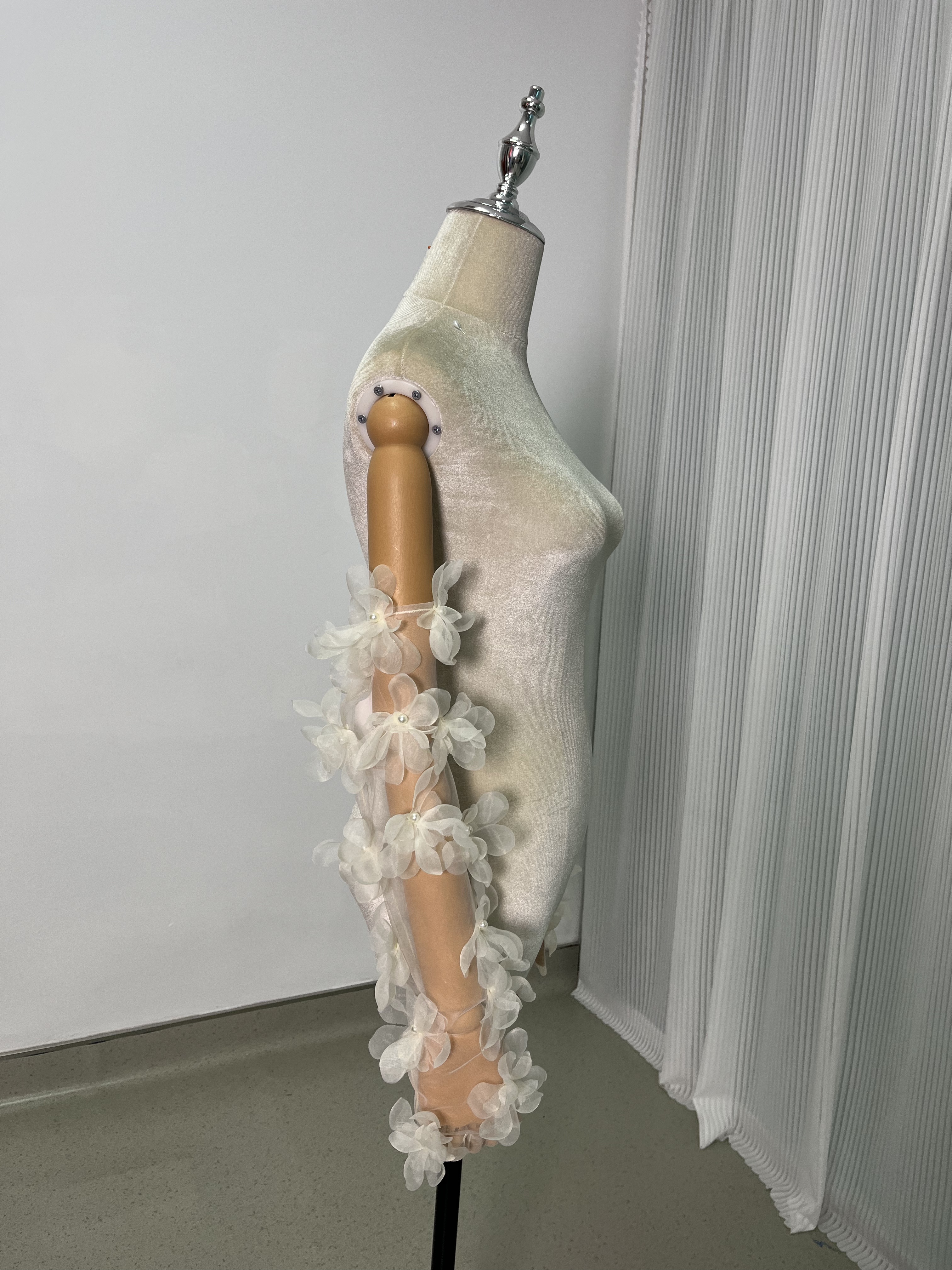 ウエディンググローブ 花モチーフ ビーズ 可愛い 薄シャンパンの色 花嫁/ウェディングドレス