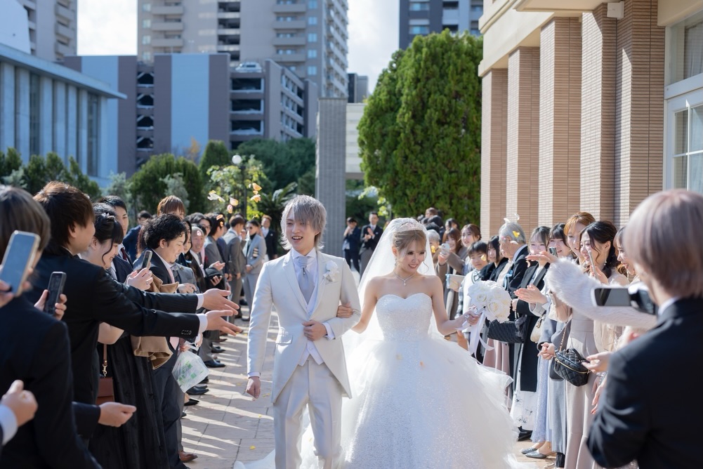 実例写真！ウエディングドレス ホルターネック インポートビジューレース 華やかなトレーン 前撮り もこもこドレス