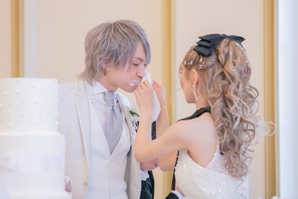 実例写真！ウエディングドレス ホルターネック インポートビジューレース 華やかなトレーン 前撮り もこもこドレス