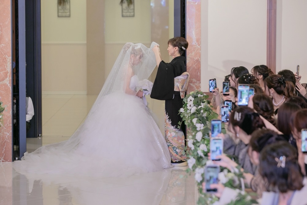 実例写真！ウエディングドレス ホルターネック インポートビジューレース 華やかなトレーン 前撮り もこもこドレス