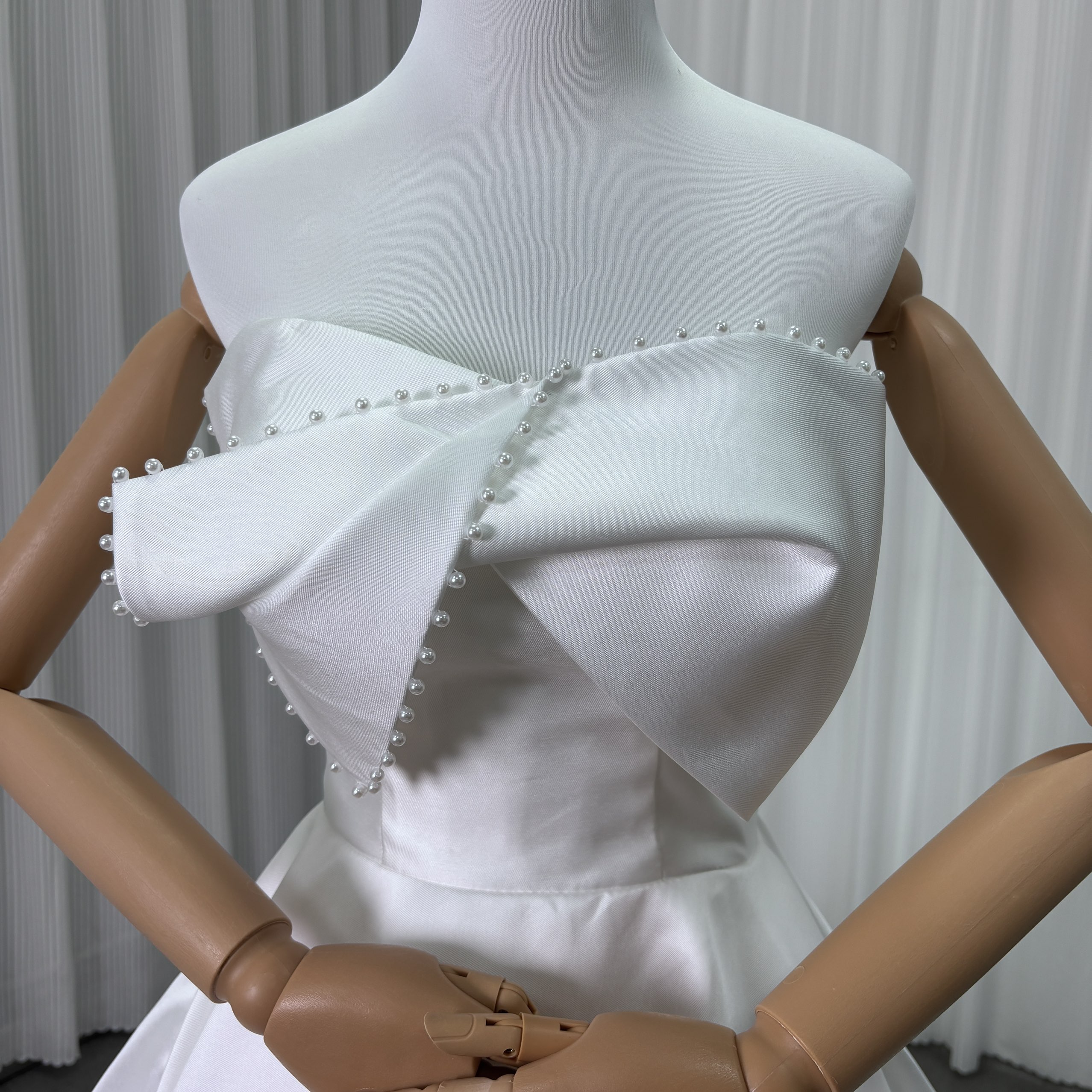 フランス風 ウェディングドレス ベアトップ ミカドサテン ハンドドレープ パール ファスナー 結婚式