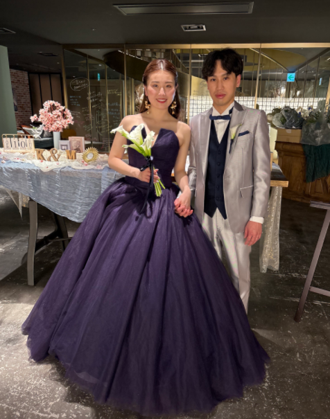 実例写真！カラードレス ネイビー ベアトップ プリンセスライン シアーな美しさ チュールスカート 二次会 披露宴