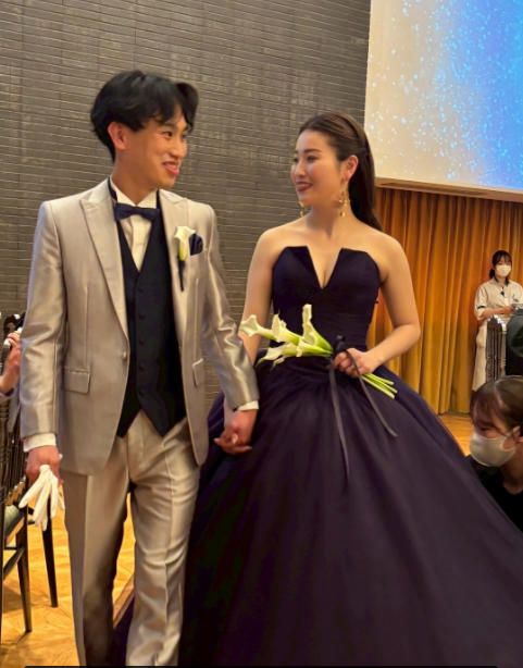 実例写真！カラードレス ネイビー ベアトップ プリンセスライン シアーな美しさ チュールスカート 二次会 披露宴