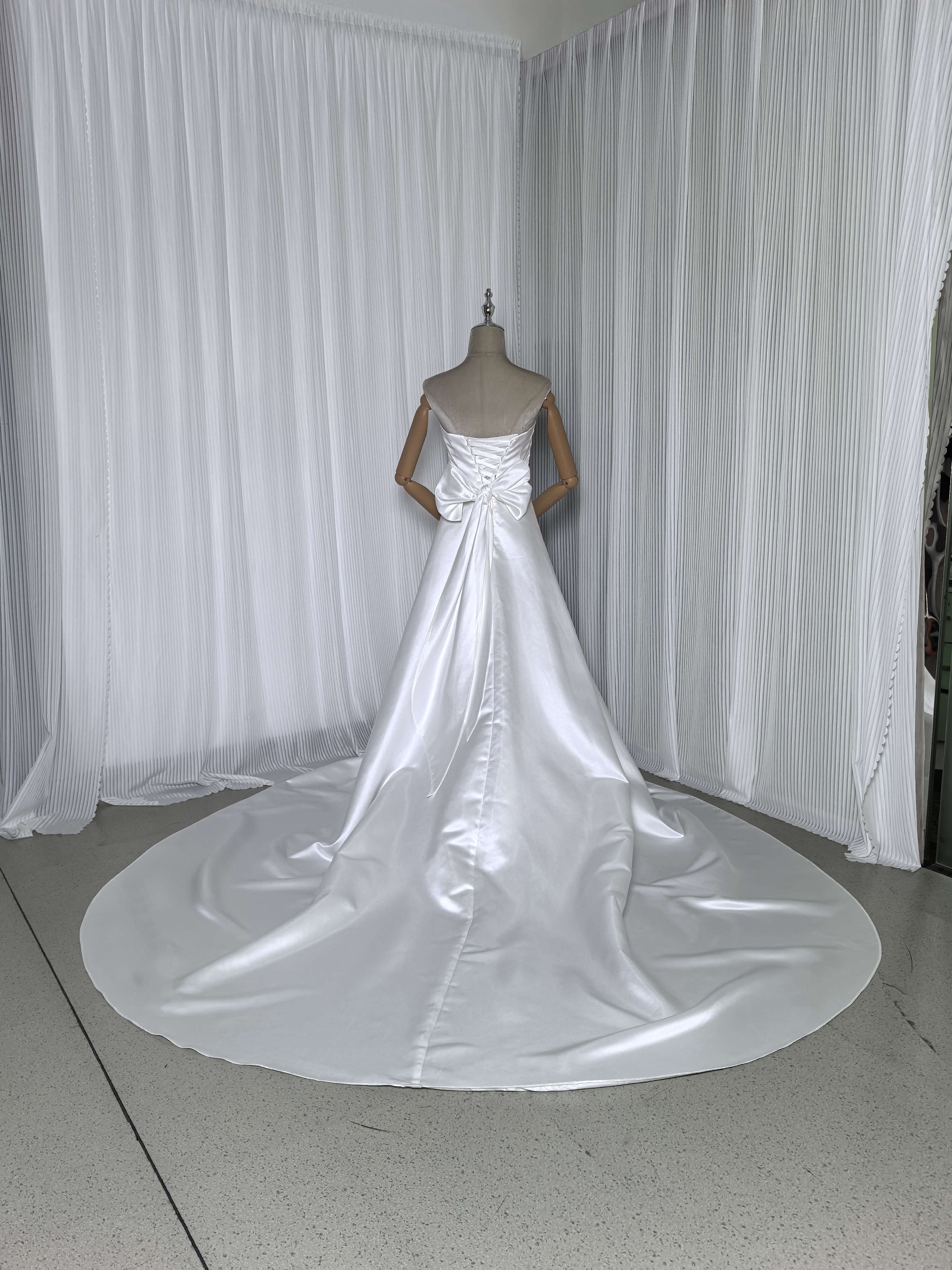 ウェディングドレス ベアトップ バックリボン ロングトレーン 編み上げ 結婚式