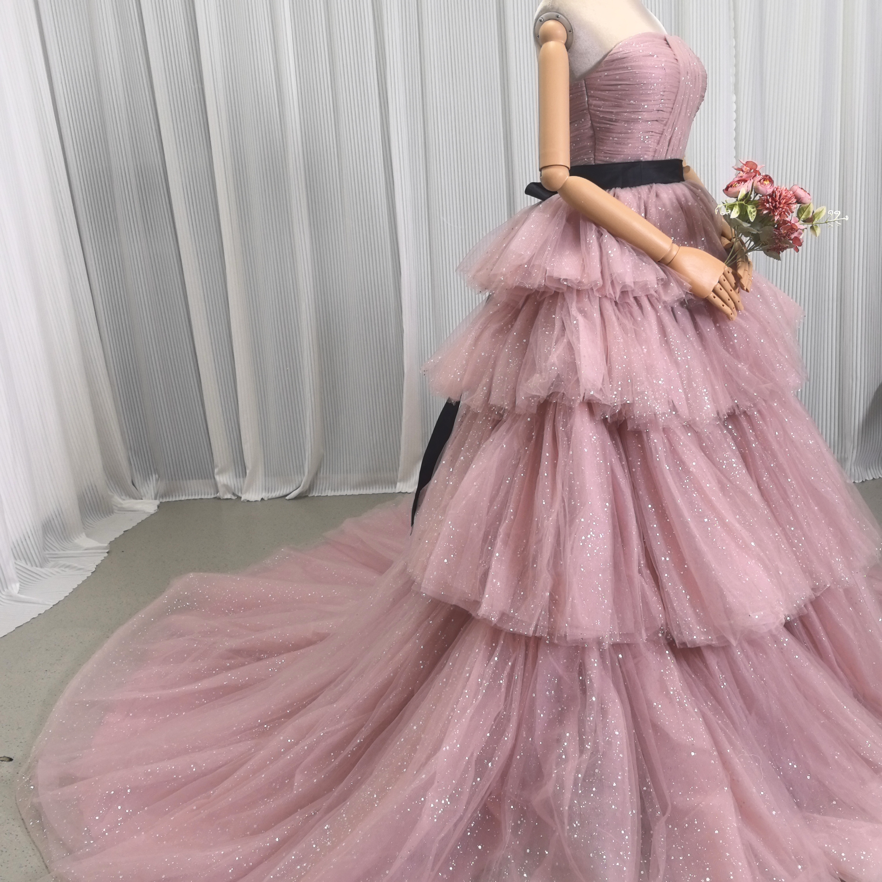 上品！カラードレス ベアトップ ピンク キラキラチュール ベルト 結婚式 ティアードのドレス 花嫁